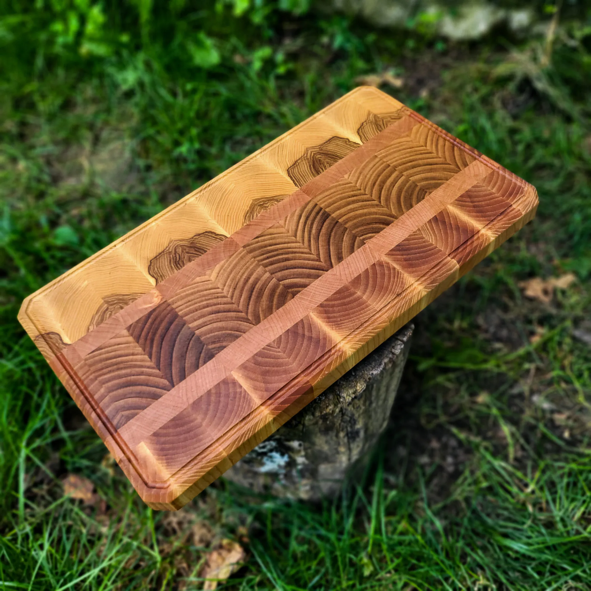 End-grain daska za sečenje, kernirani jasen