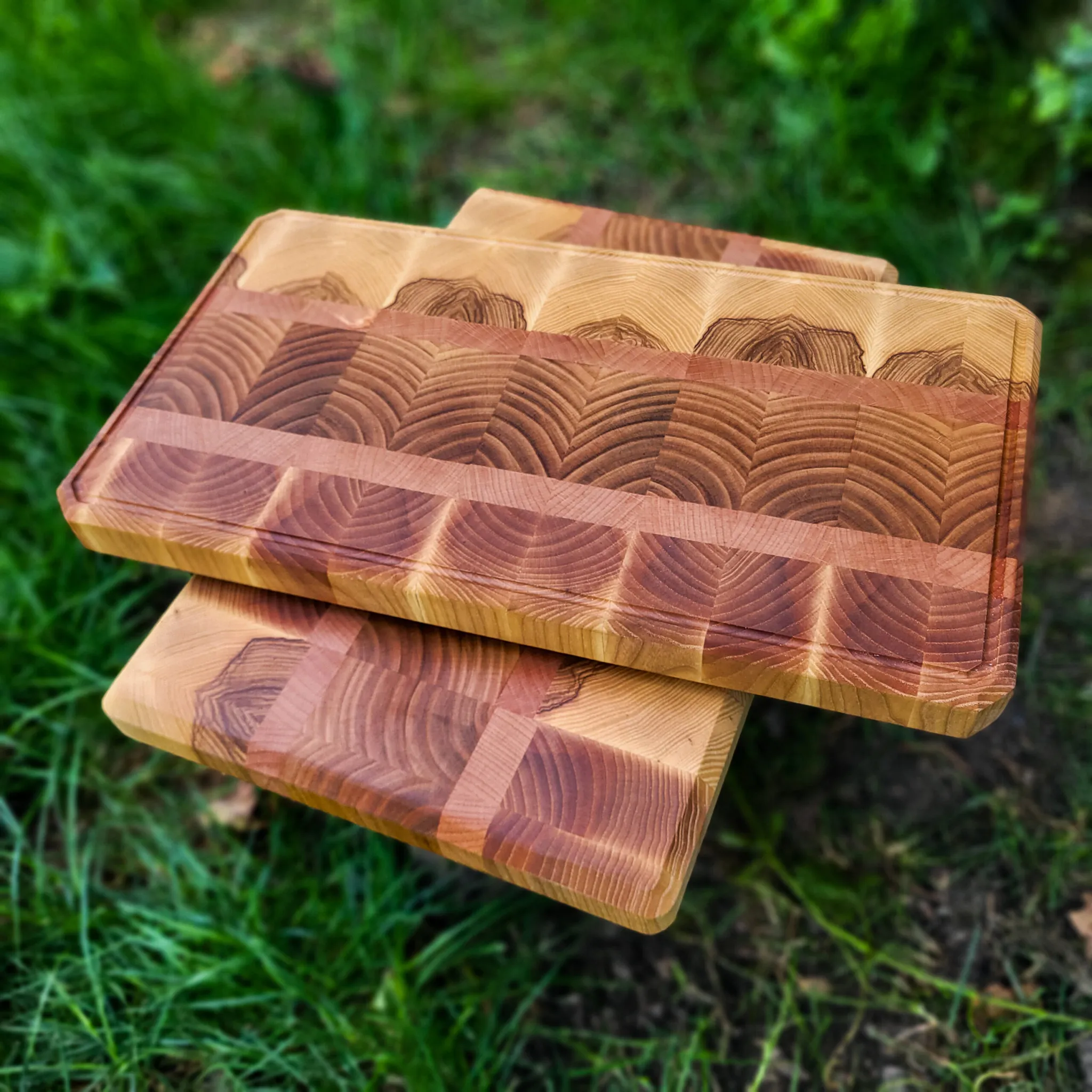 End-grain daska za sečenje, kernirani jasen