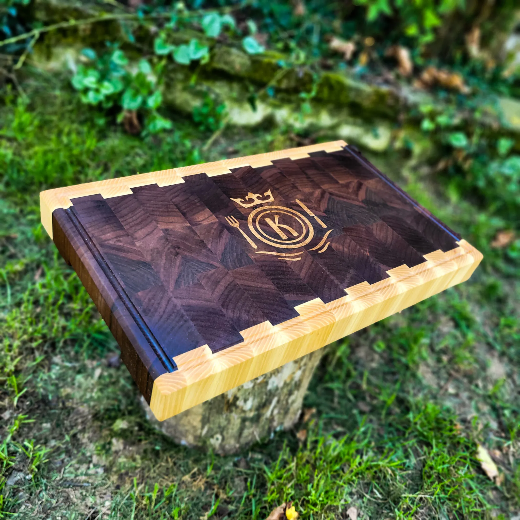 Personalizovana end-grain daska za sečenje sa intarzijom, pareni orah, jasen, hrast