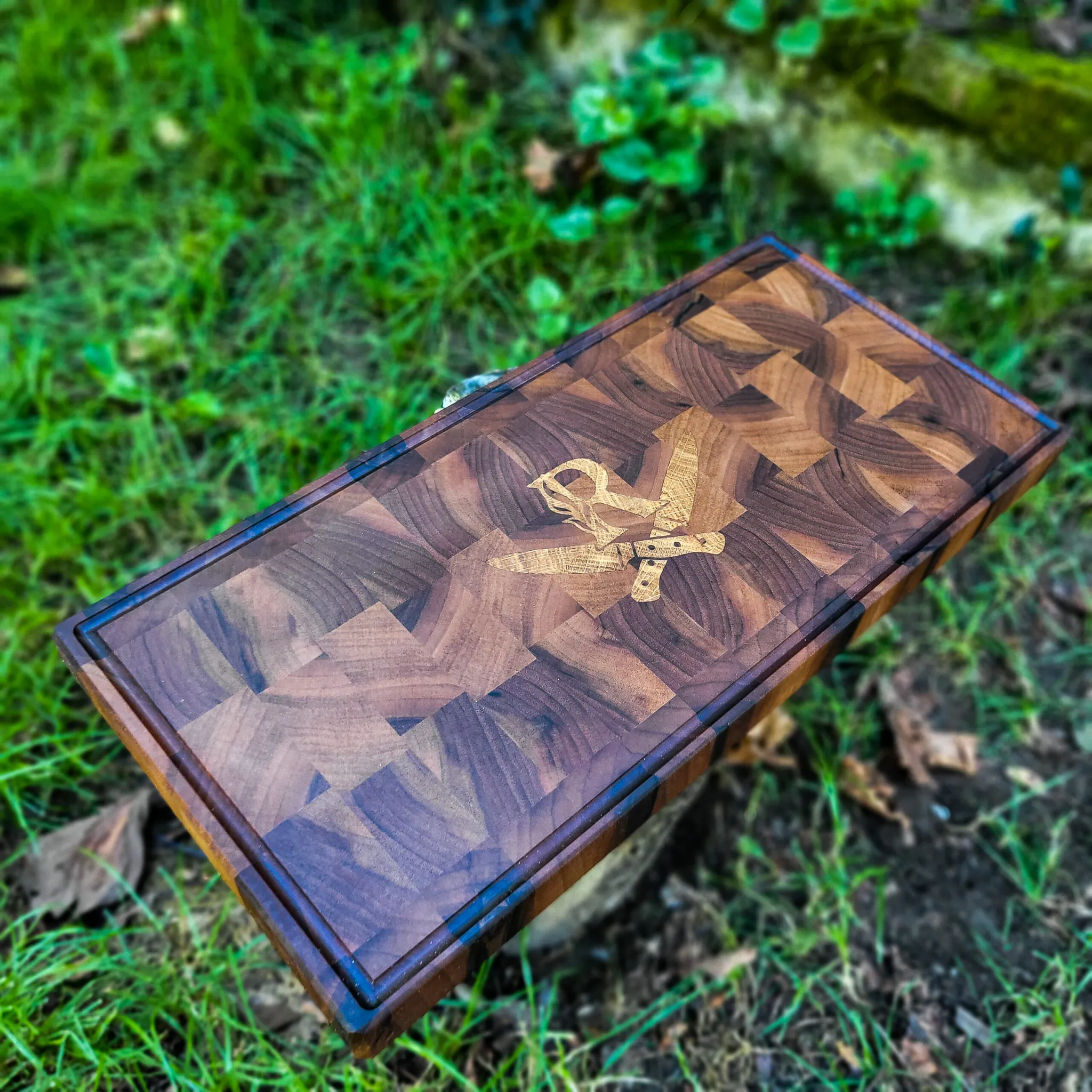 End-grain daska za sečenje sa intarzijom, pareni orah, hrast