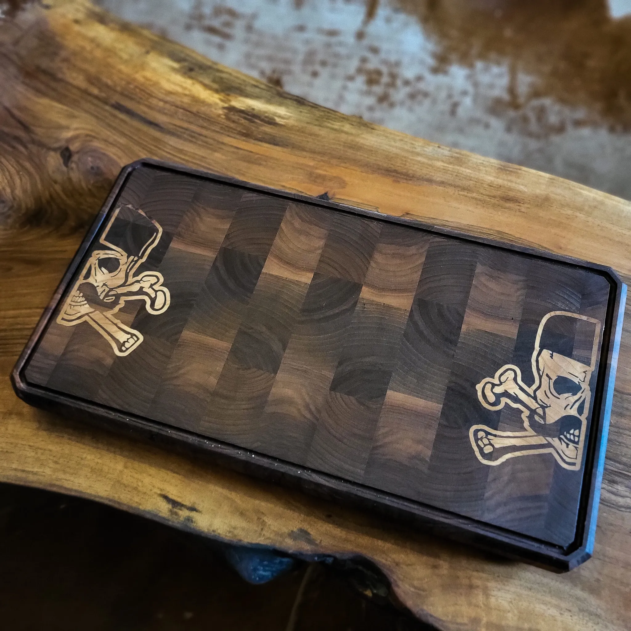 Hajduci, end-grain, pareni orah sa intarzijom jasena