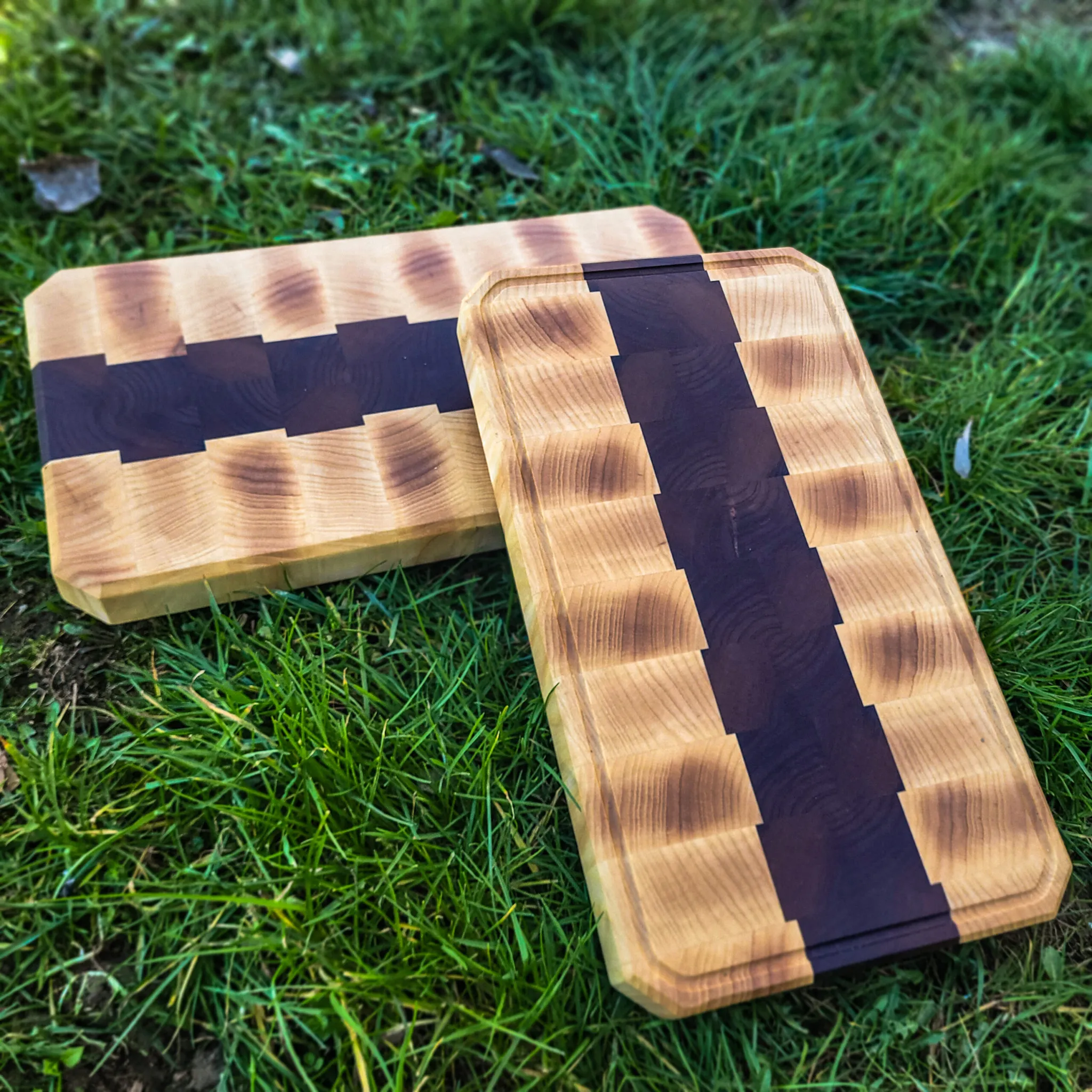 End-grain daska za sečenje, pareni orah i jasen