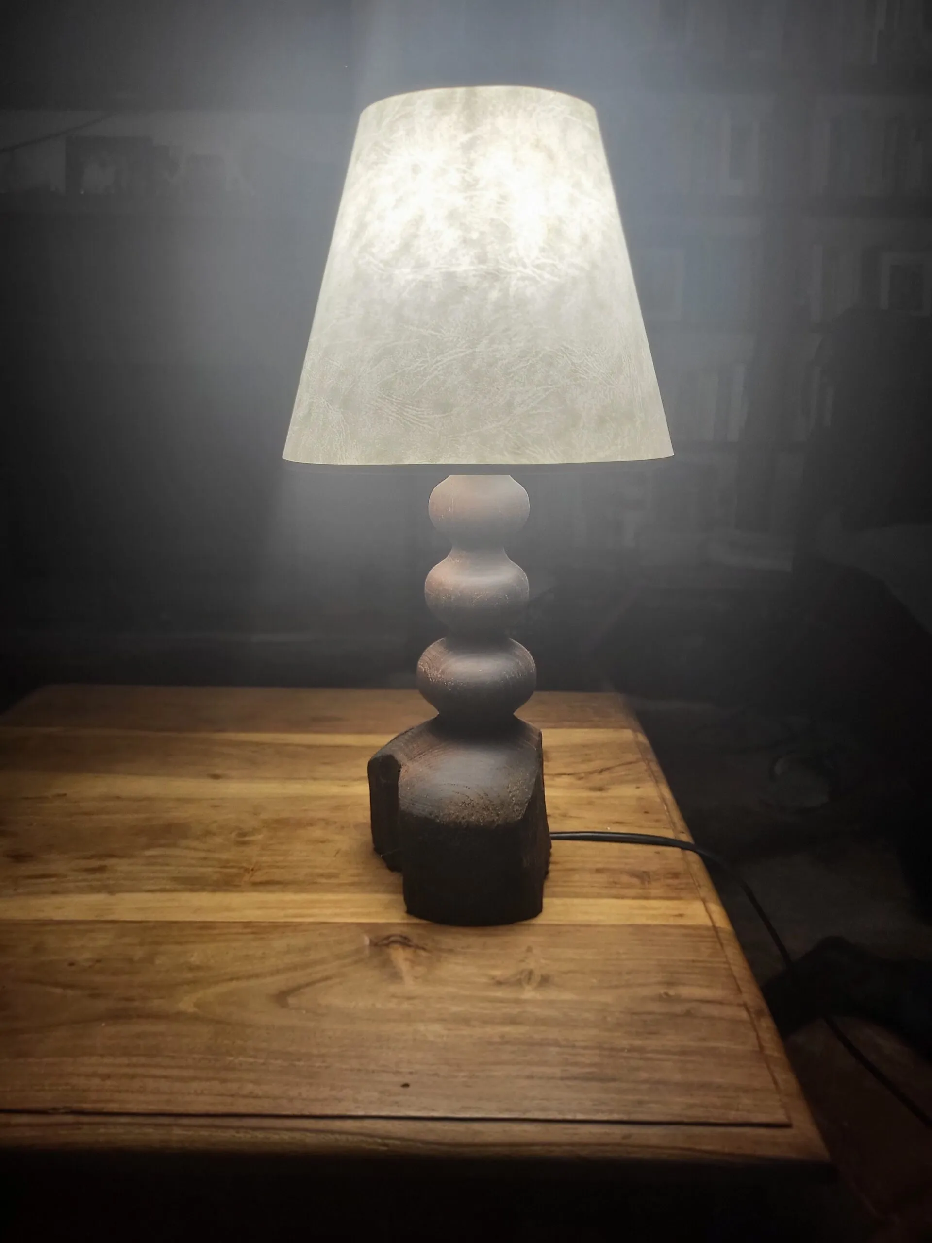 Tokarena lampa, fosilni hrast, pergament abažur