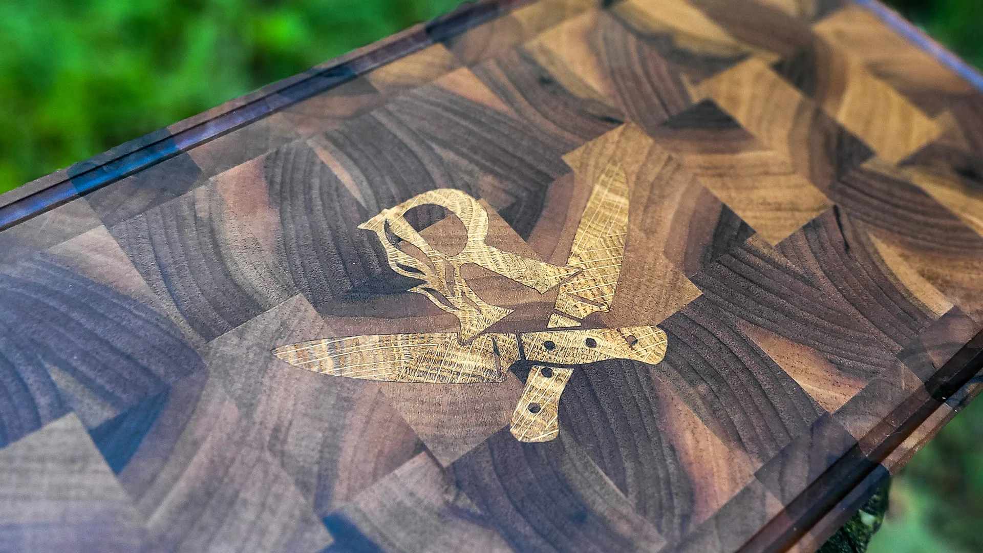 End-grain daska za sečenje sa intarzijom, pareni orah, hrast