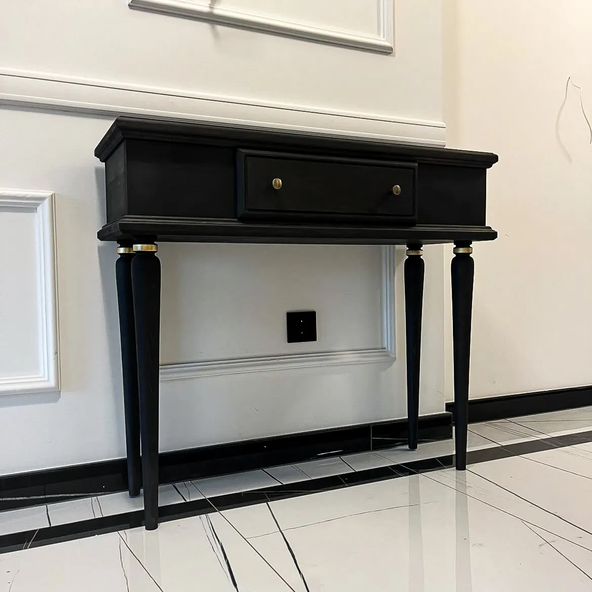 Konzolna komoda, bukva, bajcovana u crno sa pozlatom