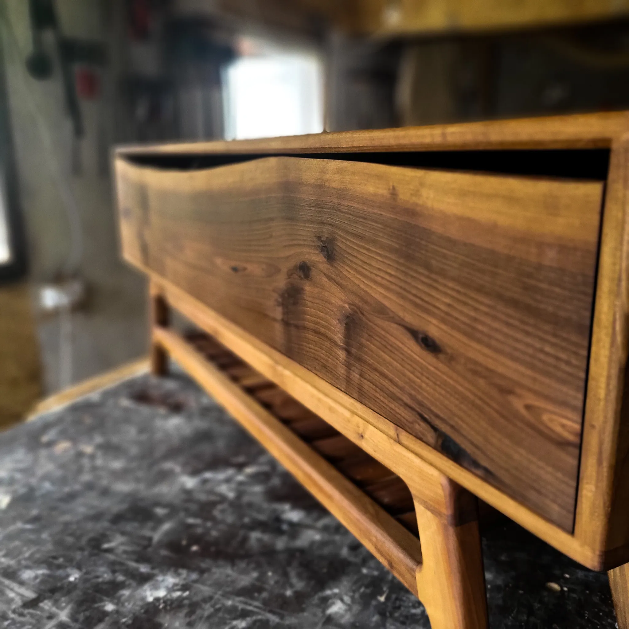 Komoda sa live-edge frontom, pareni orah, 160 cm širine