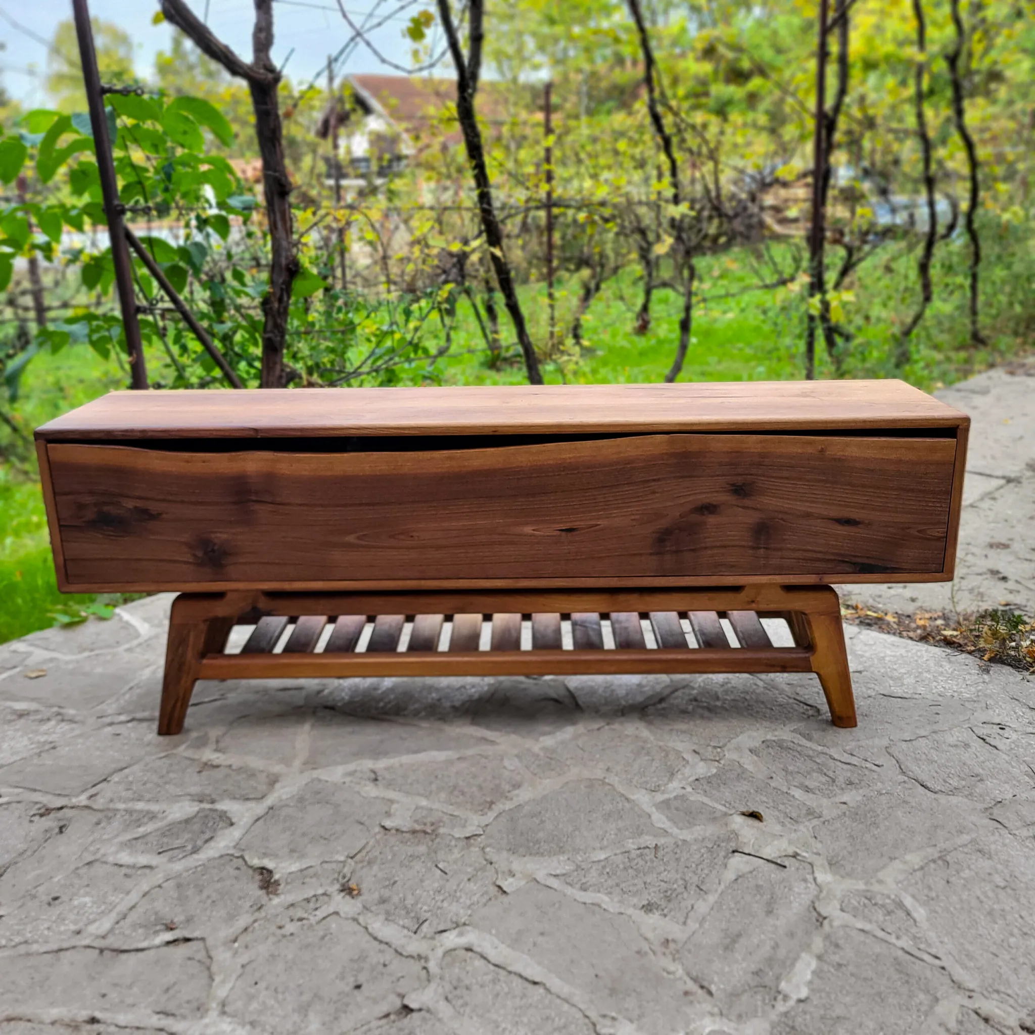 Komoda sa live-edge frontom, pareni orah, 160 cm širine