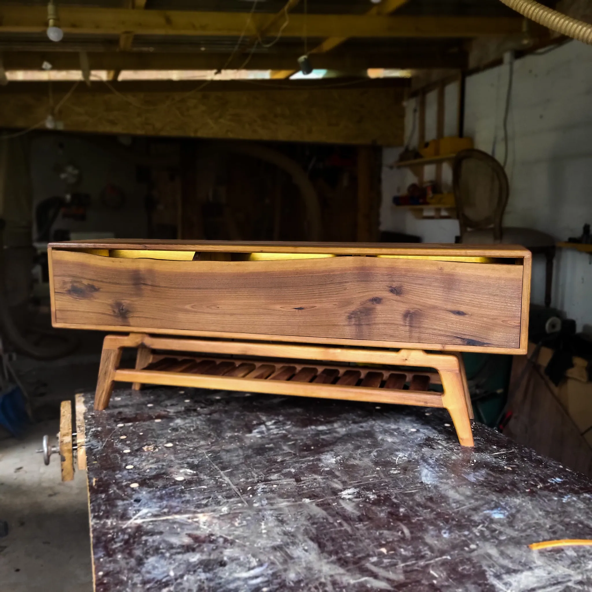 Komoda sa live-edge frontom, pareni orah, 160 cm širine