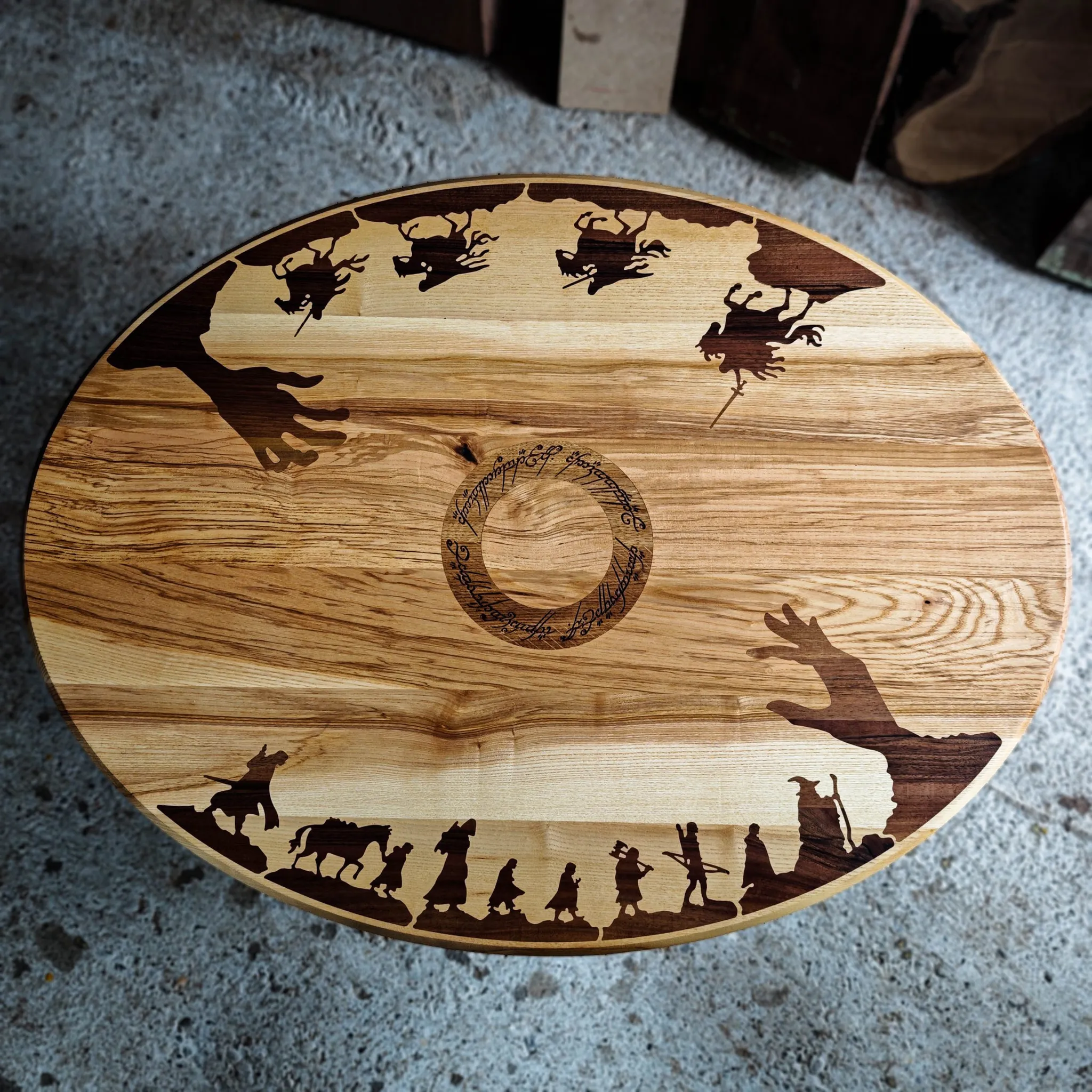 Ringbound klub sto, kernirani jasen