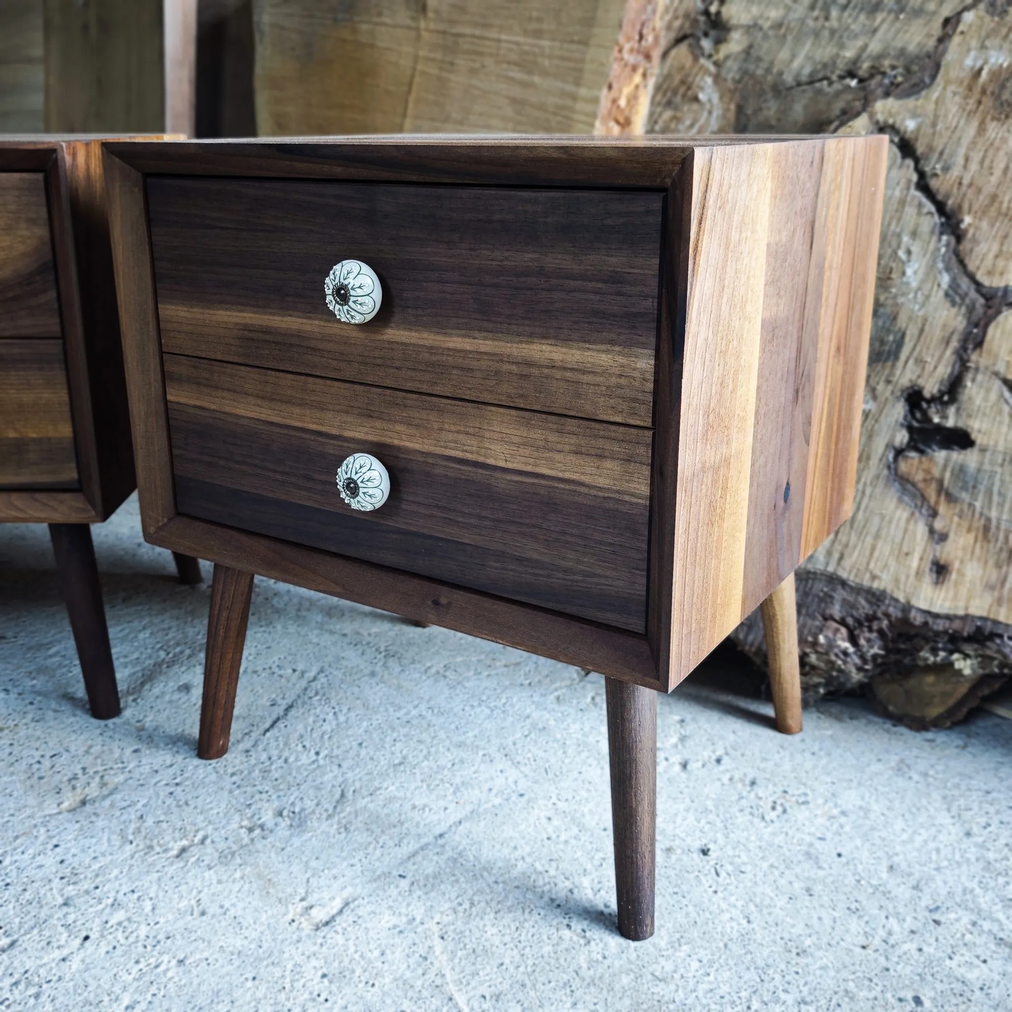 Midcentury noćni stočići, pareni orah