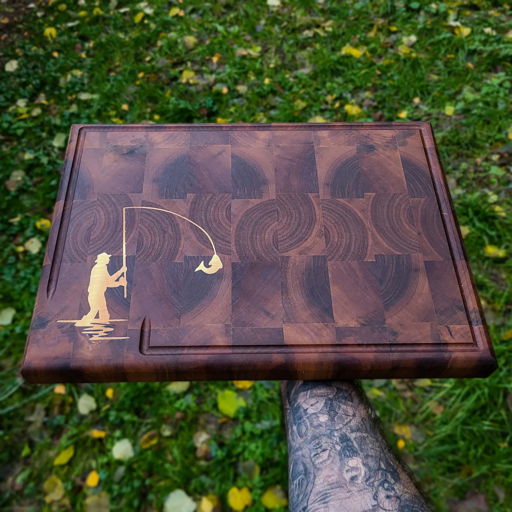 End-grain daska za sečenje, intarzija jasen u pareni orah