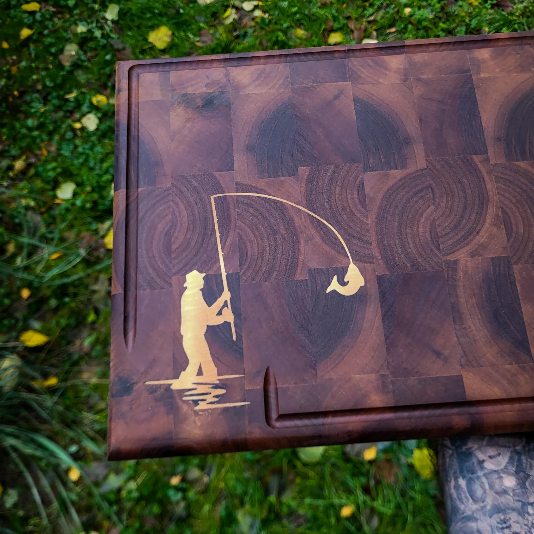 End-grain daska za sečenje, intarzija jasen u pareni orah