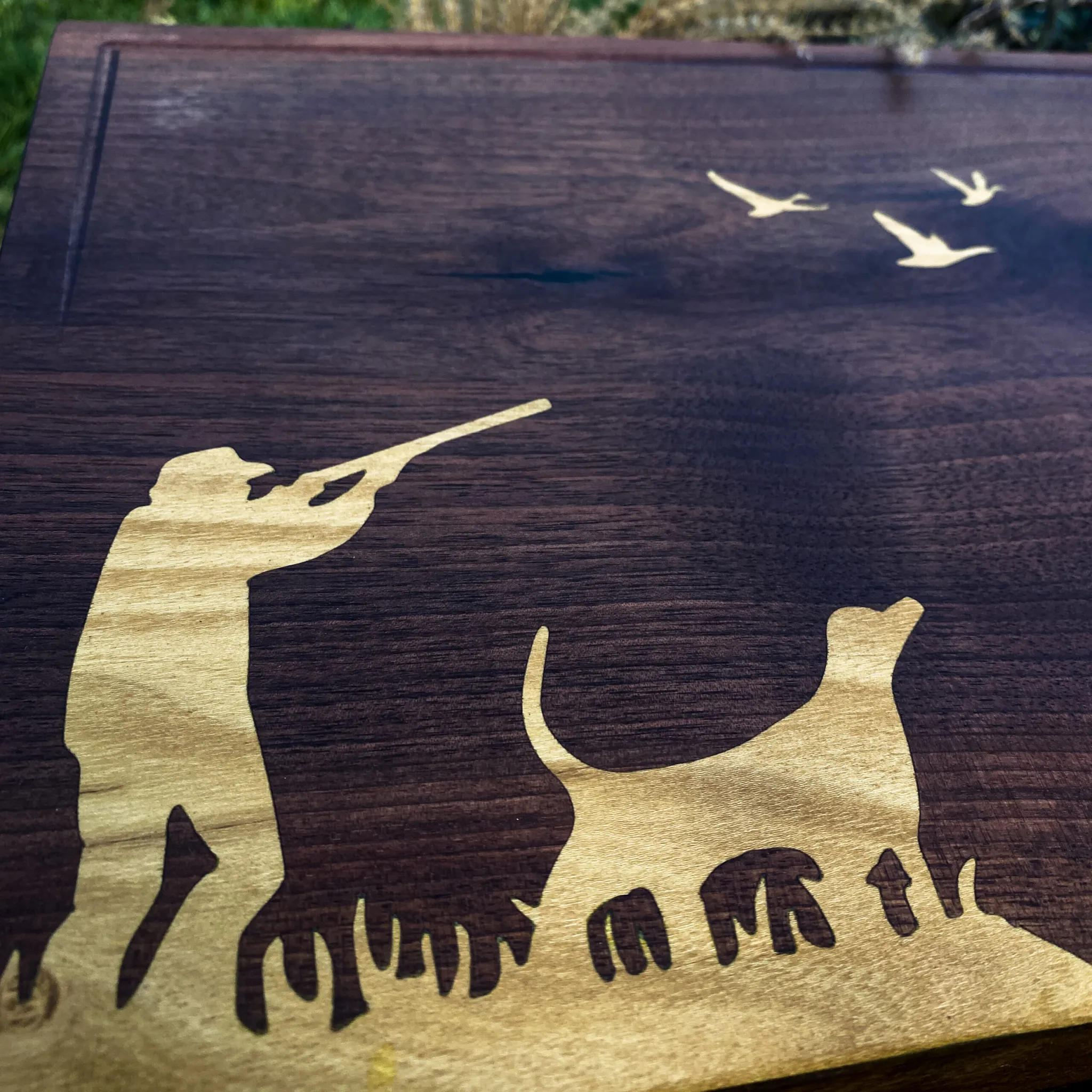 Lovačka, intarzija jasen u pareni orah, edge-grain