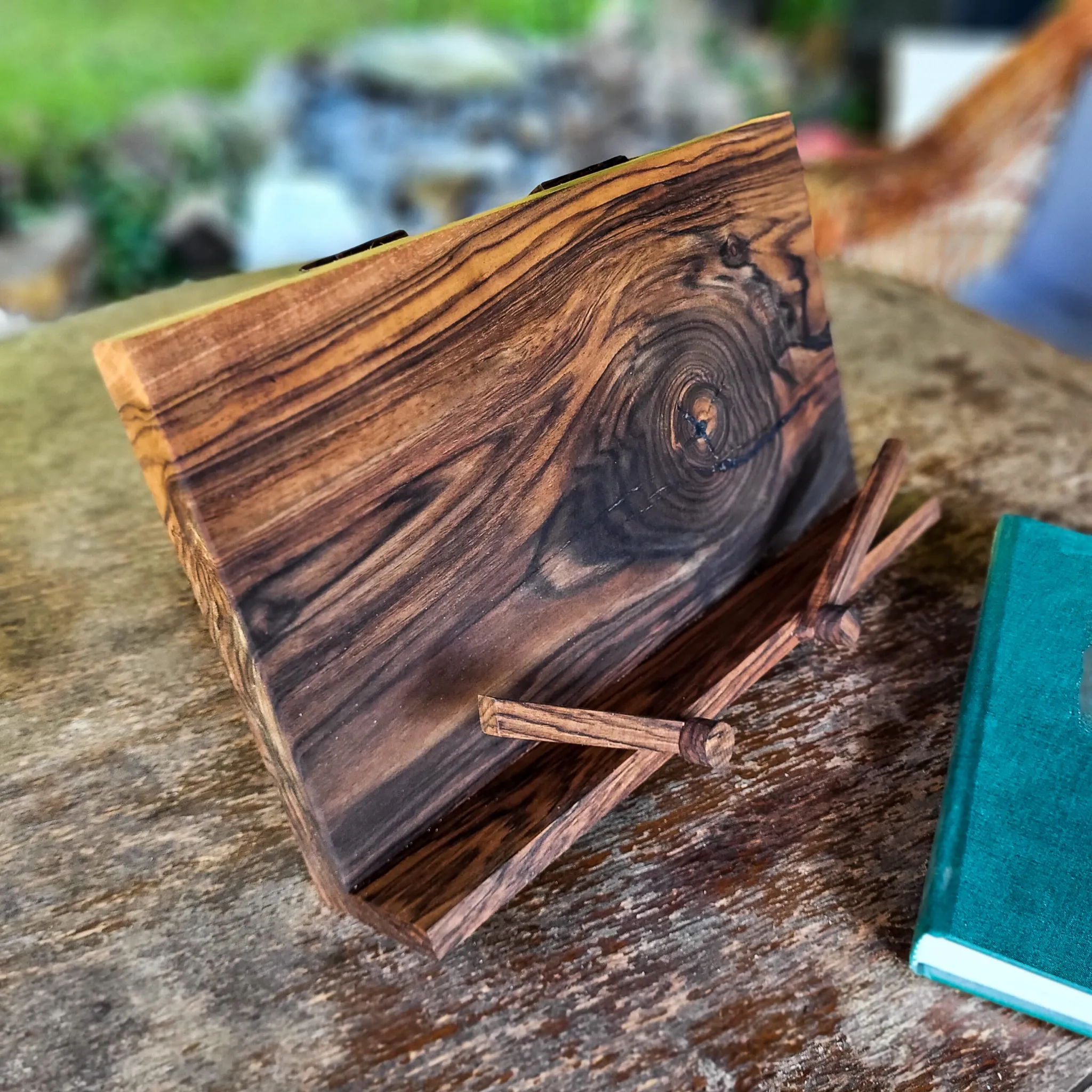 Držač za knjigu, evropski orah