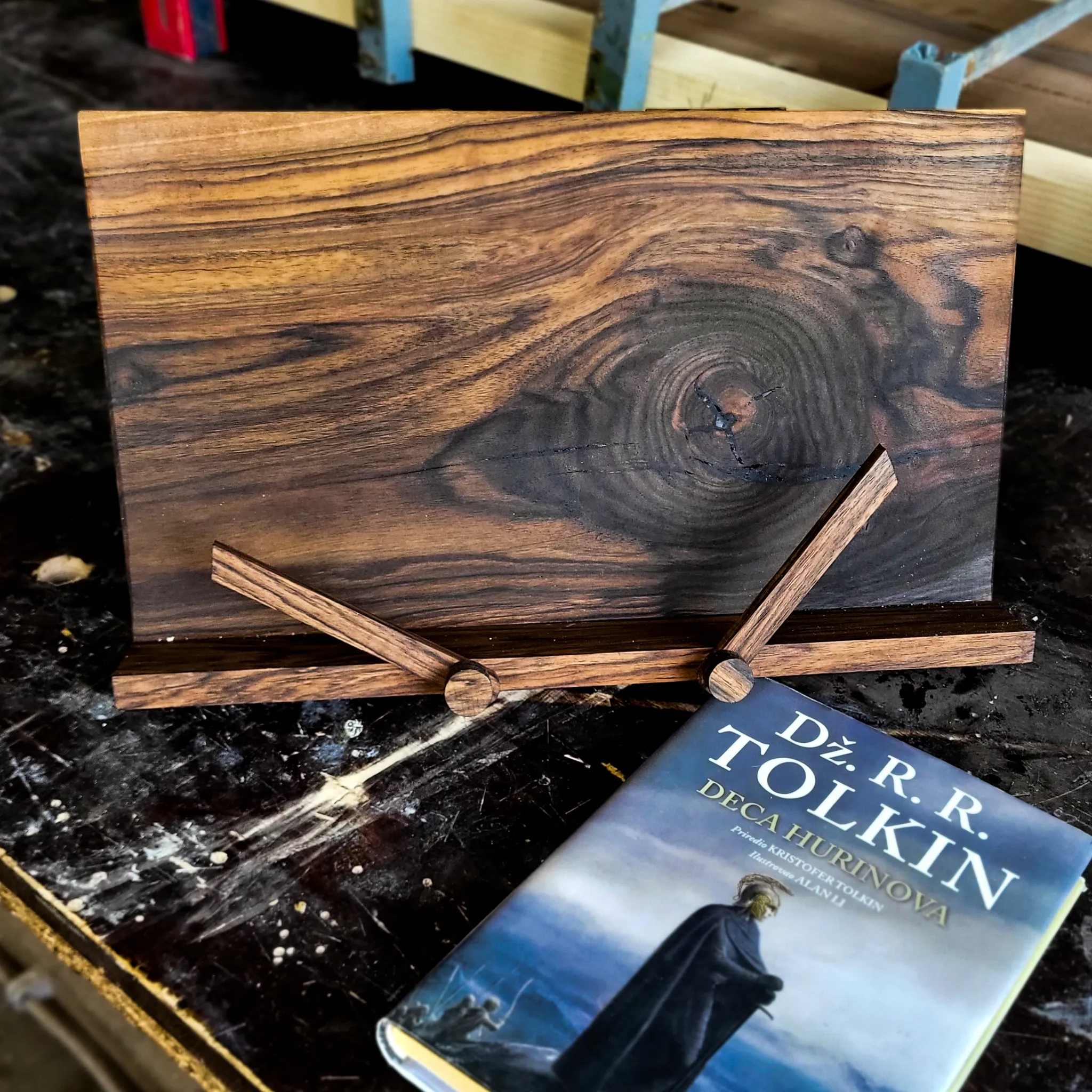 Držač za knjigu, evropski orah