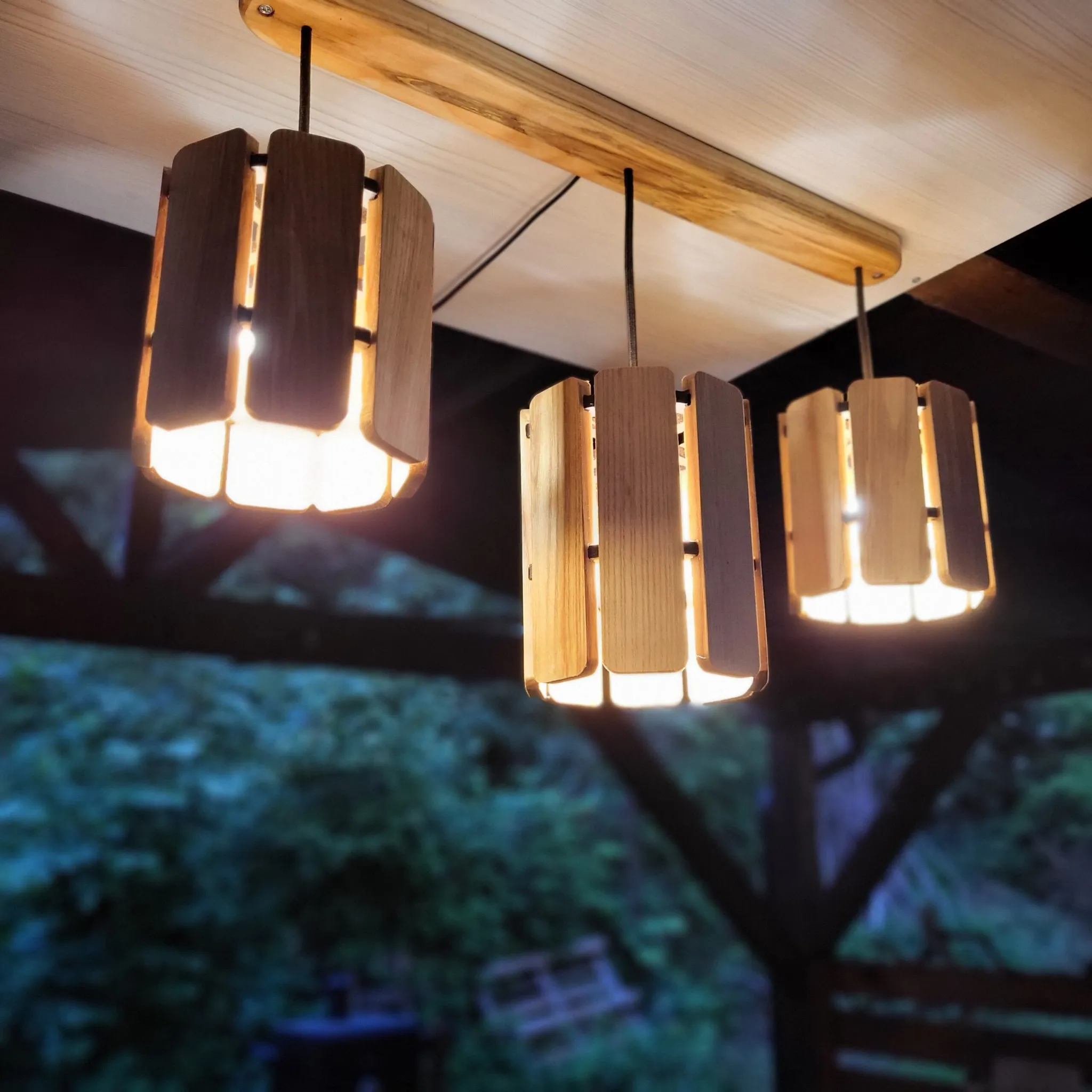 Luster, drveni abažur