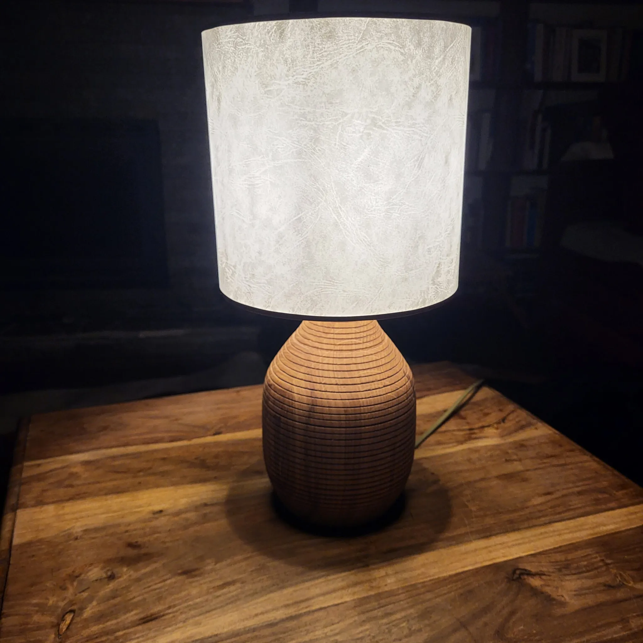 Tokarena lampa, hrast, pergament abažur