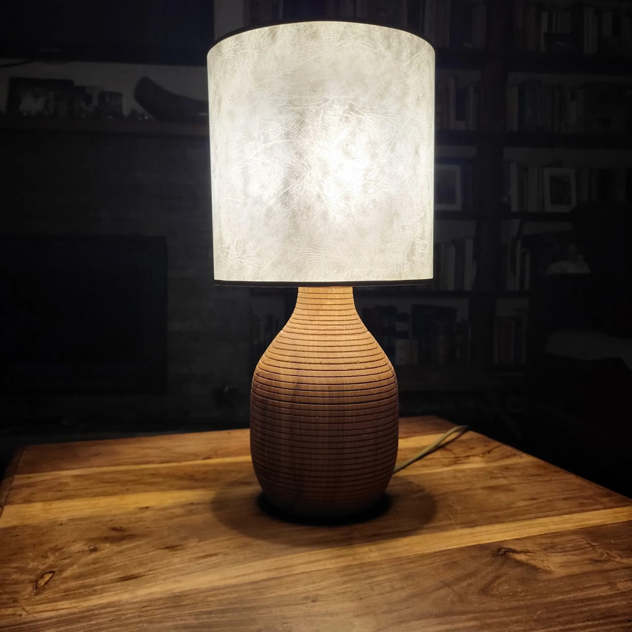 Tokarena lampa, hrast, pergament abažur