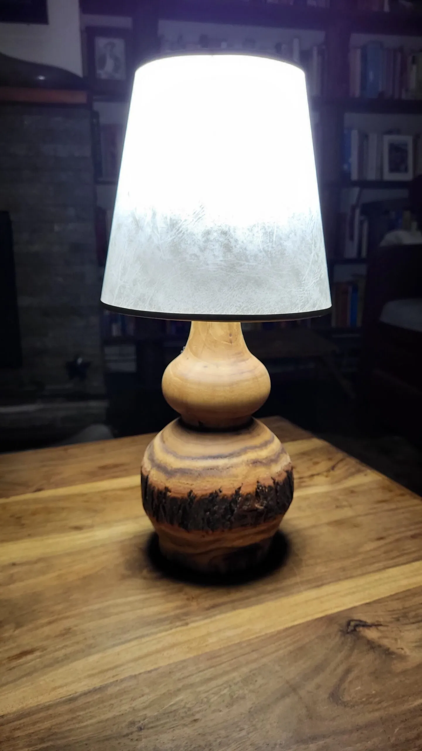 Tokarena lampa, bagrem, pergament abažur