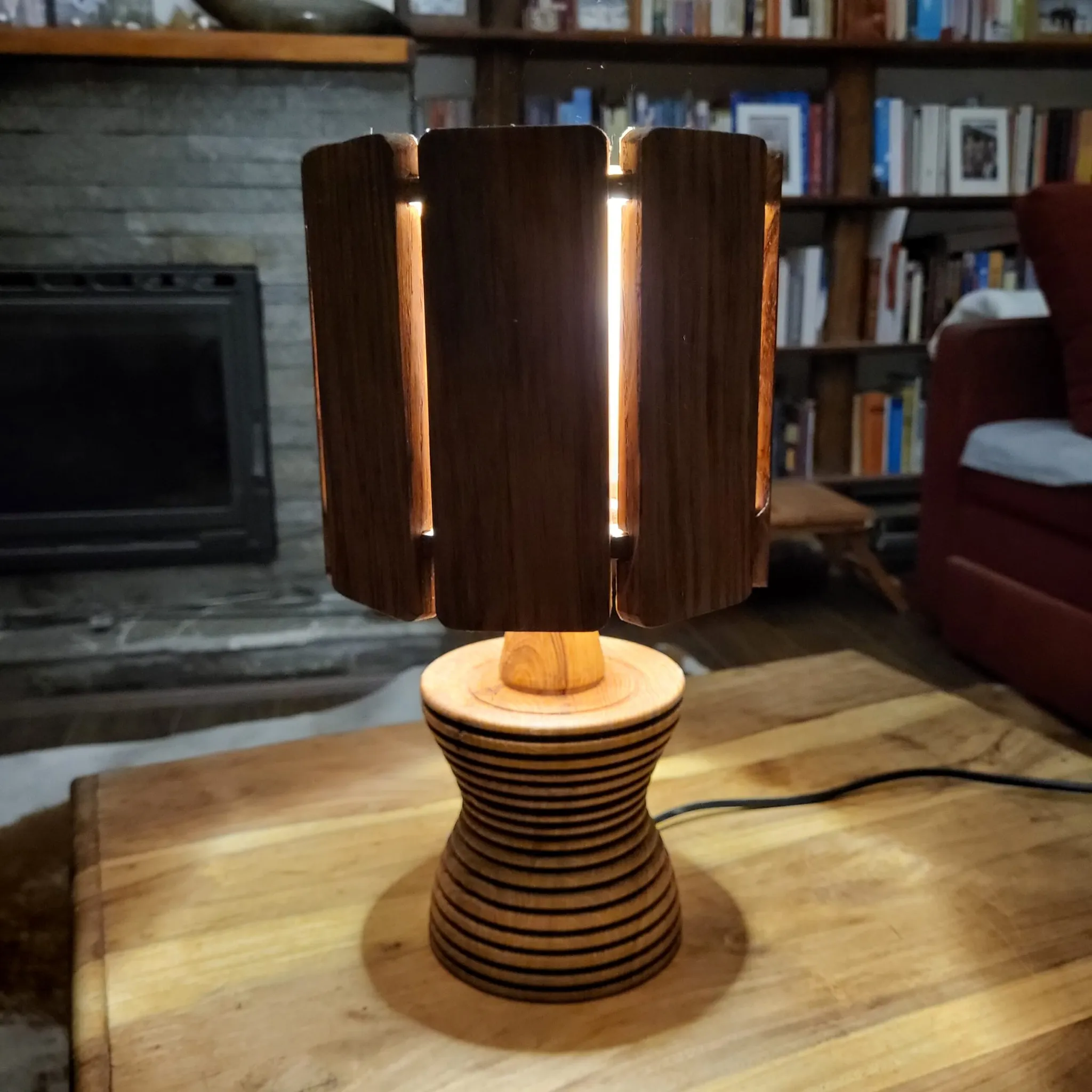 Tokarena lampa, hrast, drveni abažur