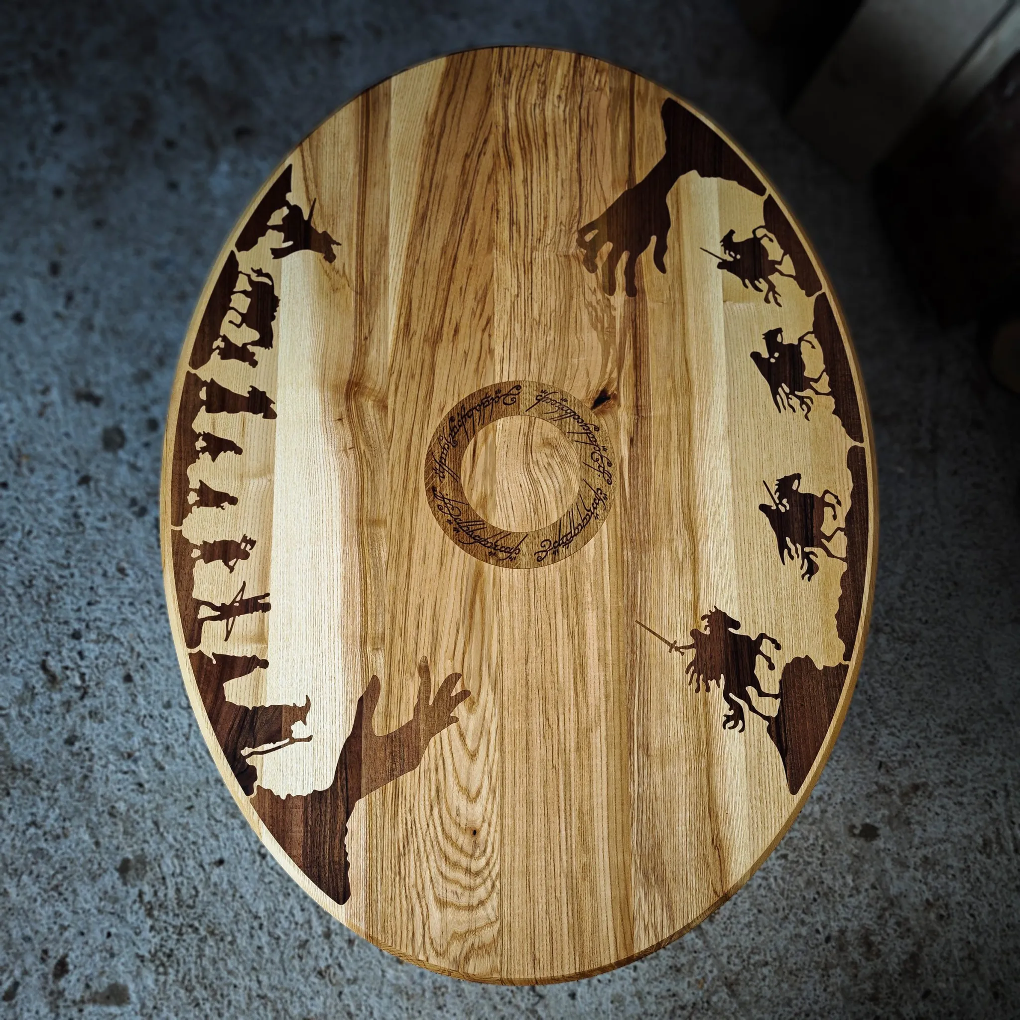 Ringbound klub sto, kernirani jasen