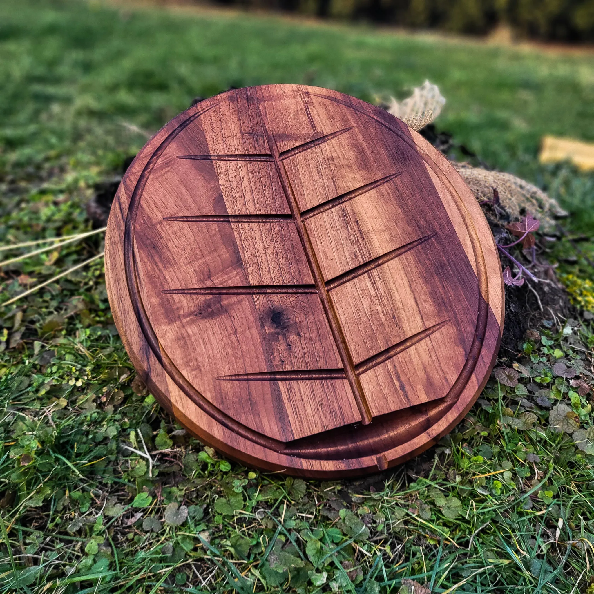 Daska sa odlivnim kanalom za stejkove i mesinu, pareni orah