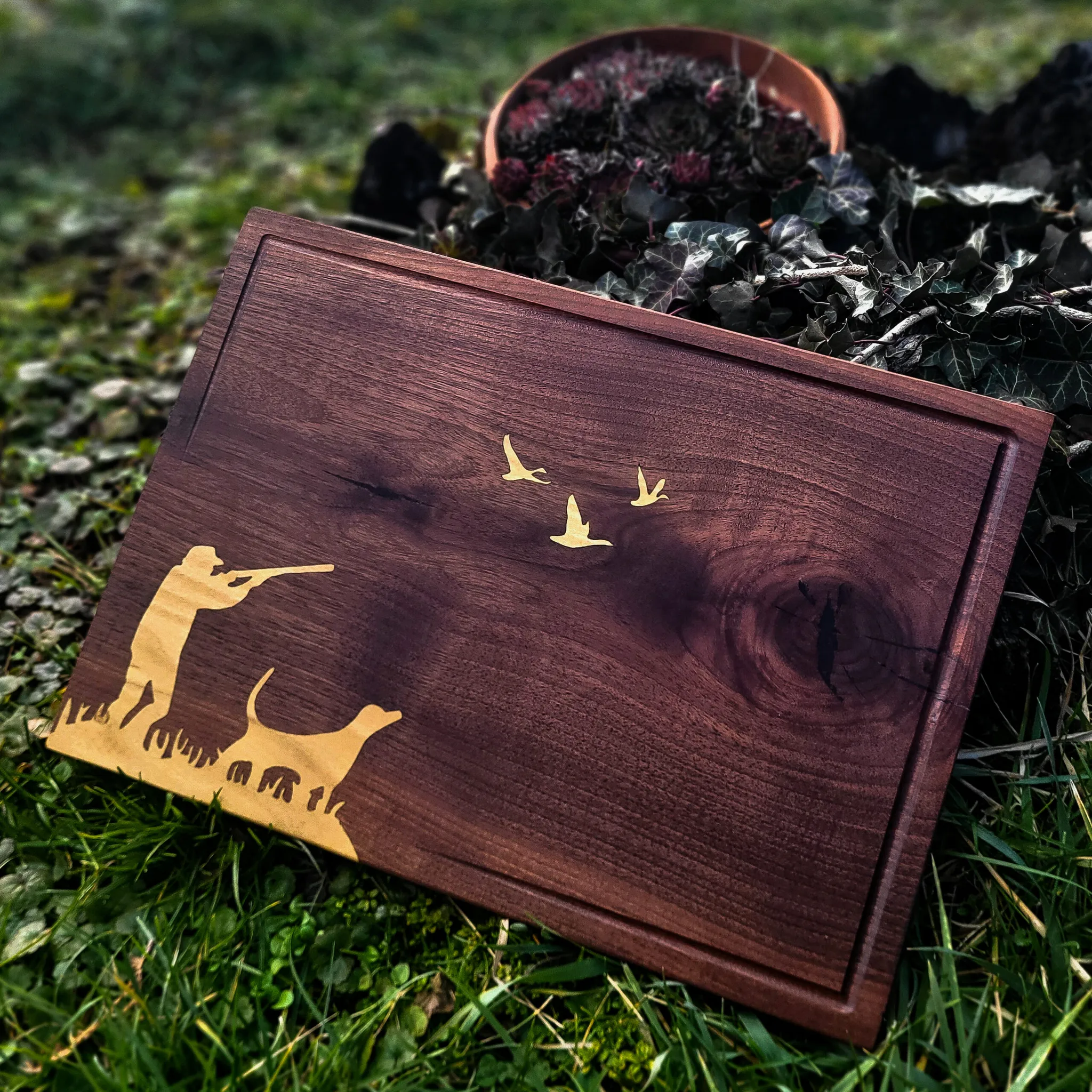 Lovačka, intarzija jasen u pareni orah, edge-grain