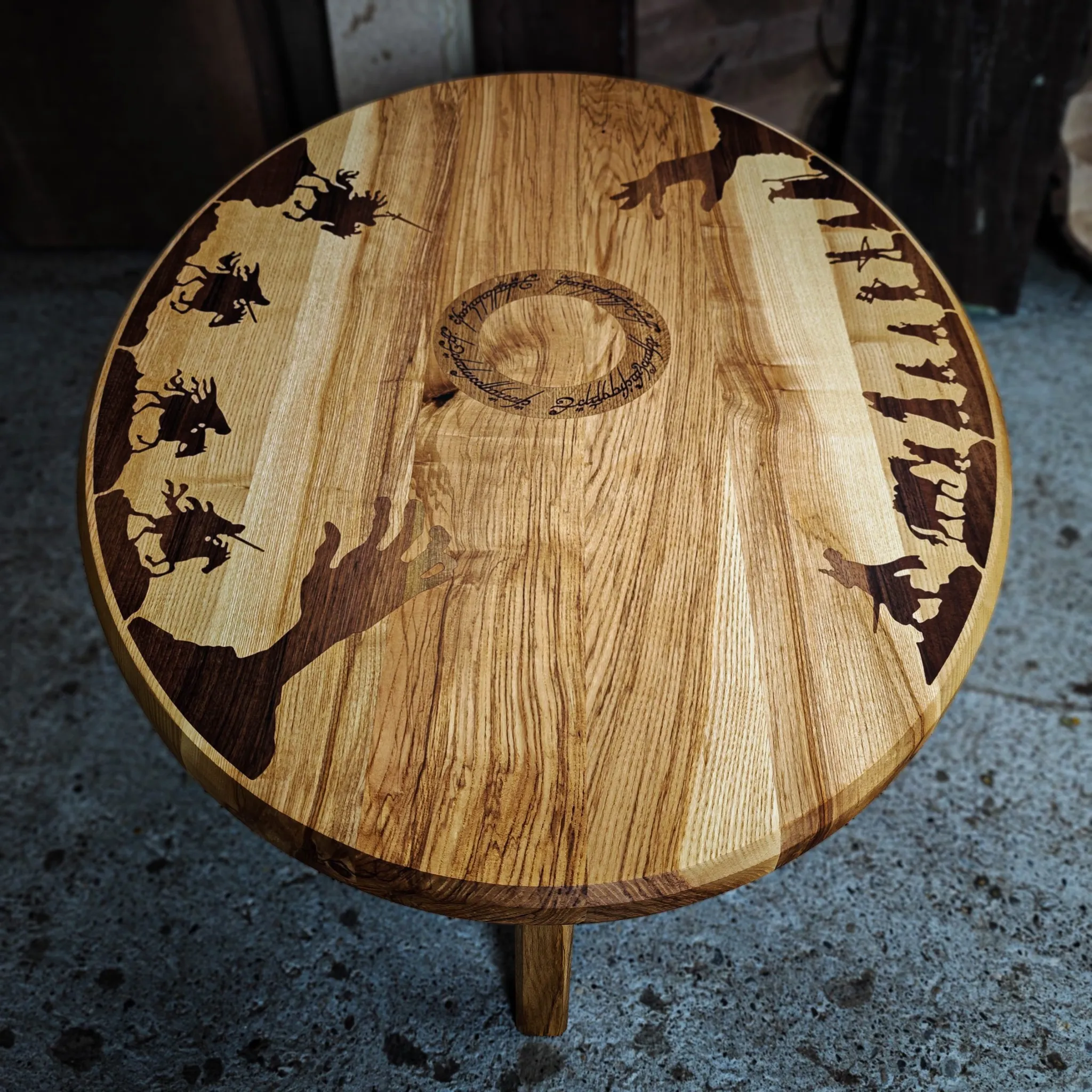 Ringbound klub sto, kernirani jasen