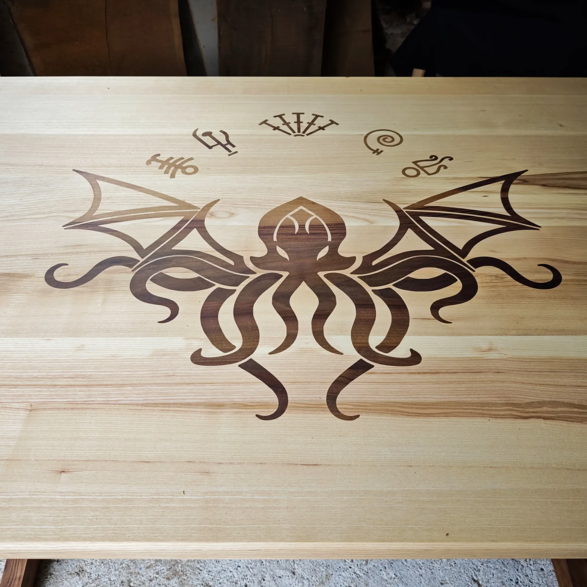 Conoid, pareni orah i jasen, sa intarzijom Cthulhu, 220 x 110 cm