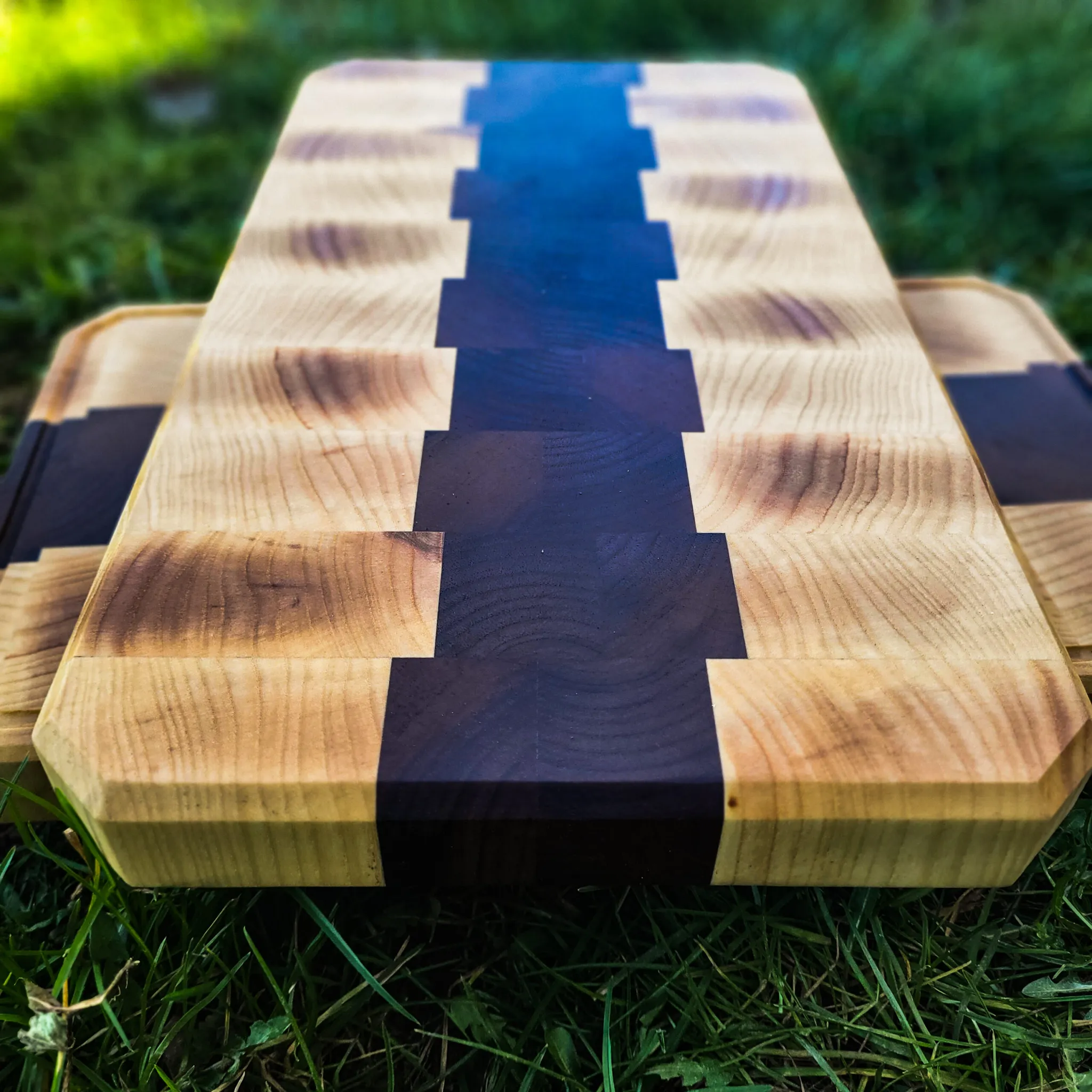 End-grain daska za sečenje, pareni orah i jasen