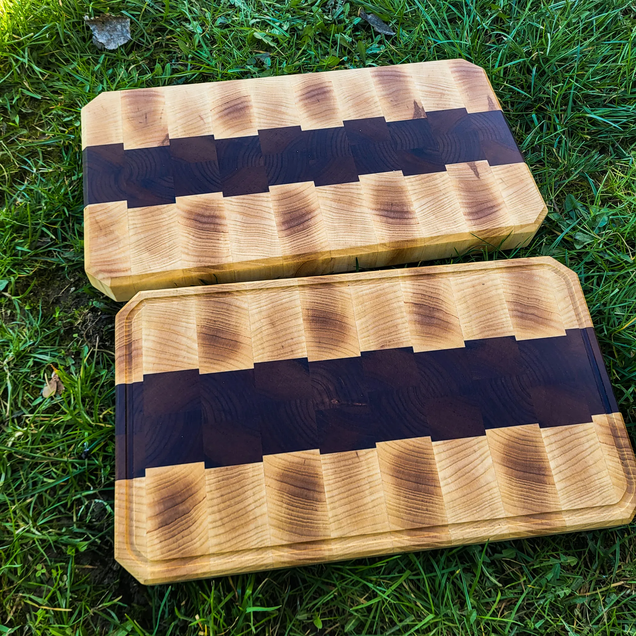 End-grain daska za sečenje, pareni orah i jasen