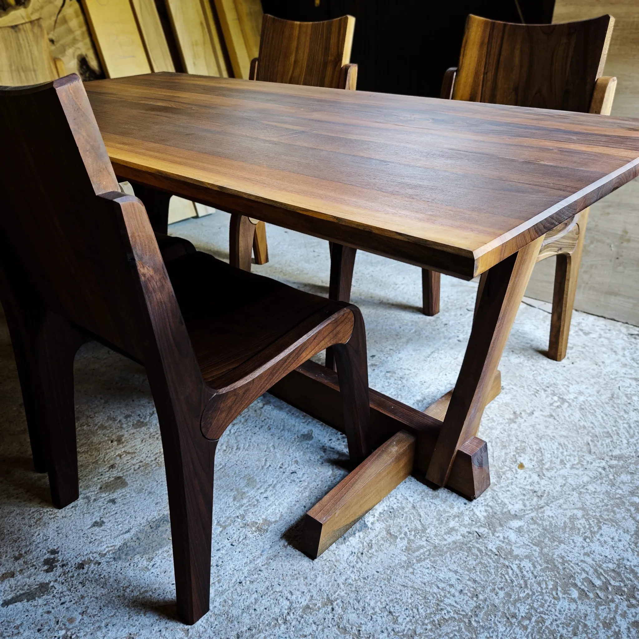 Nostalgija stolica i Conoid sto, pareni orah