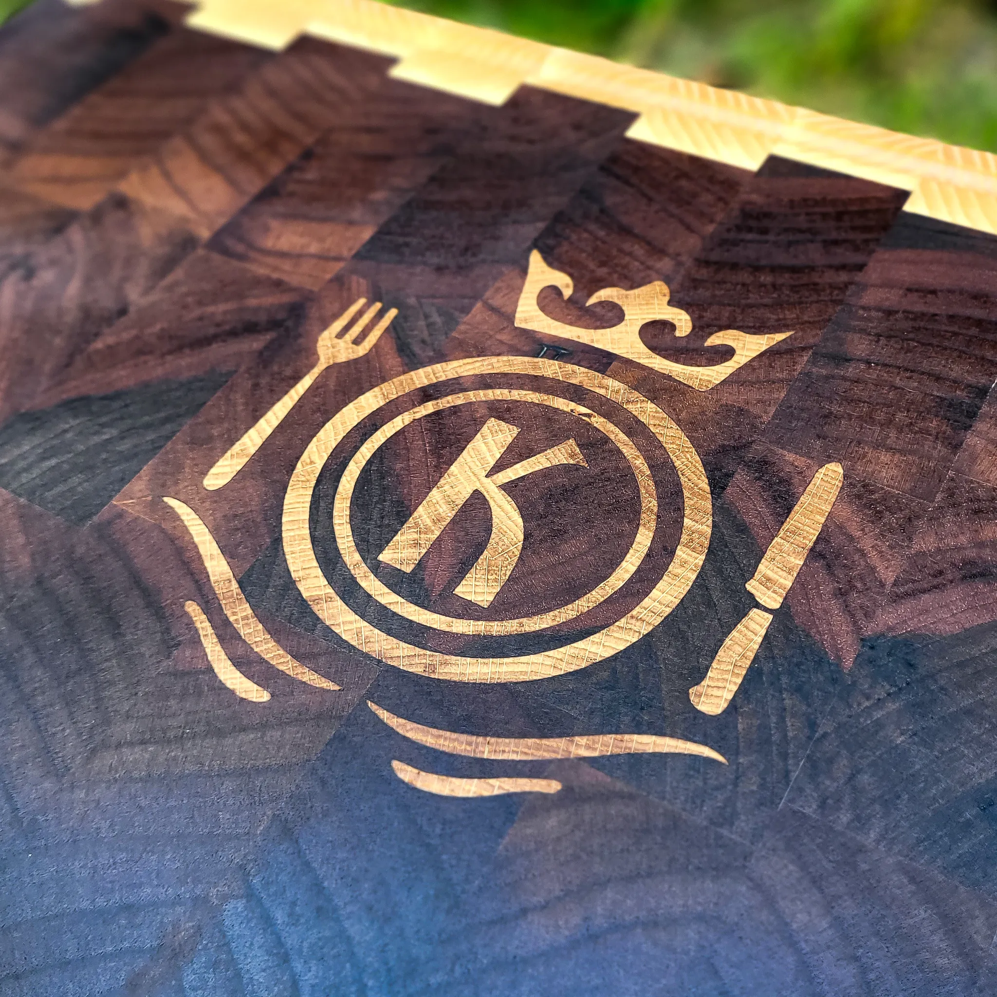 Personalizovana end-grain daska za sečenje sa intarzijom, pareni orah, jasen, hrast