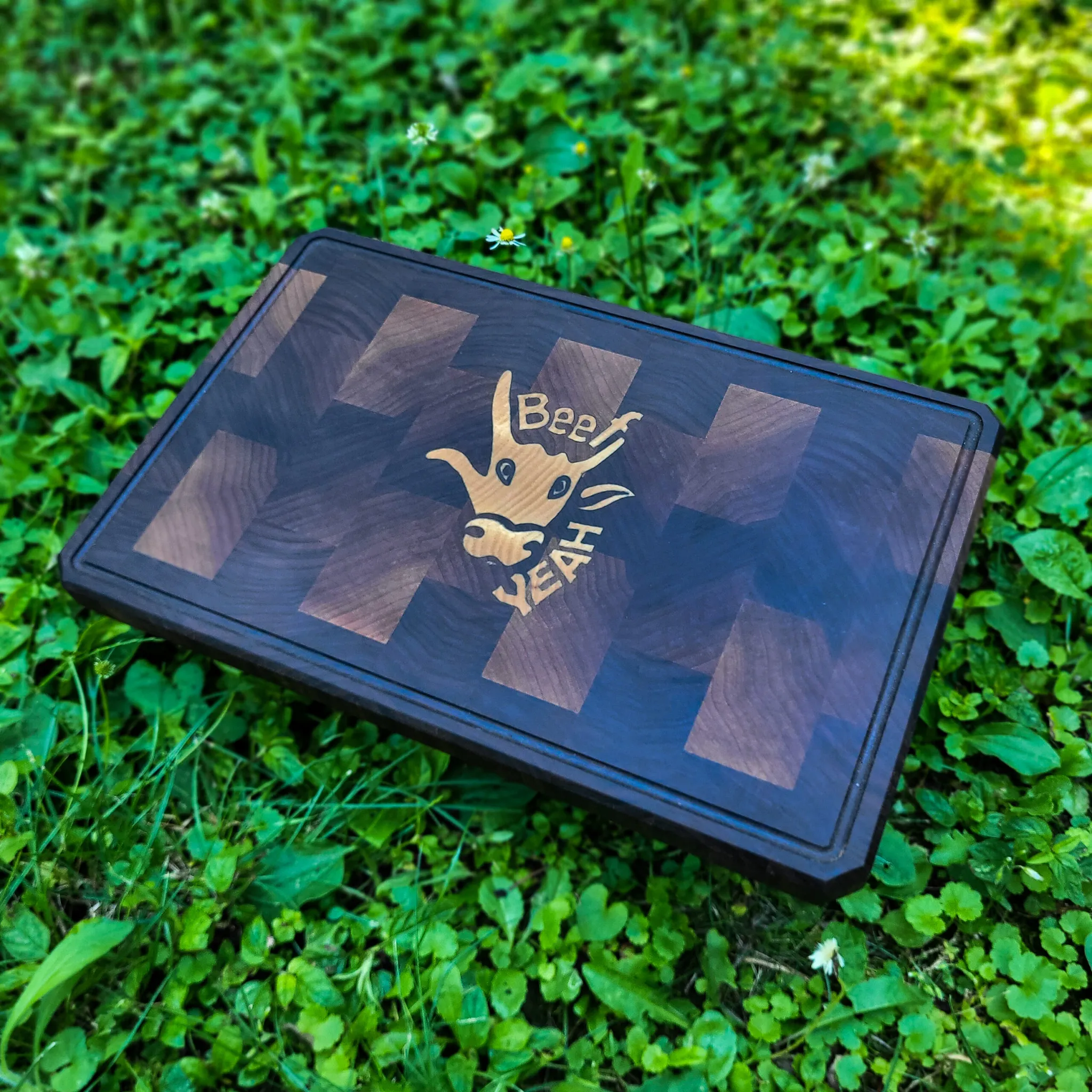 Beef yeah, end-grain daska za sečenje, pareni orah sa intarzijom jasena