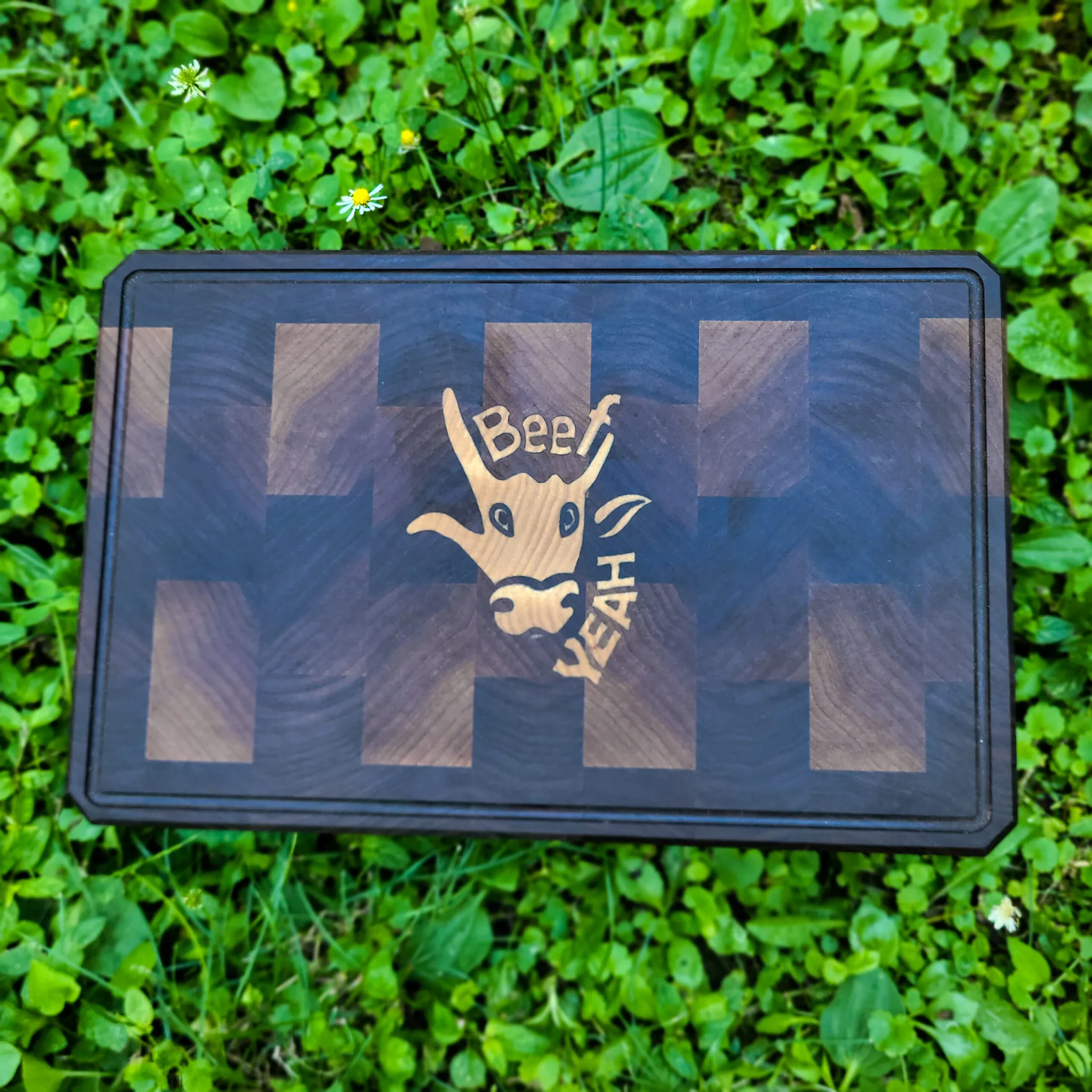 Beef yeah, end-grain daska za sečenje, pareni orah sa intarzijom jasena