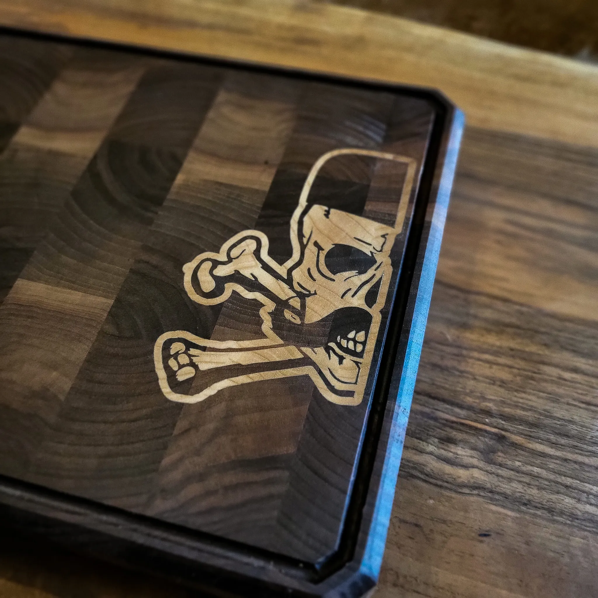 Hajduci, end-grain, pareni orah sa intarzijom jasena