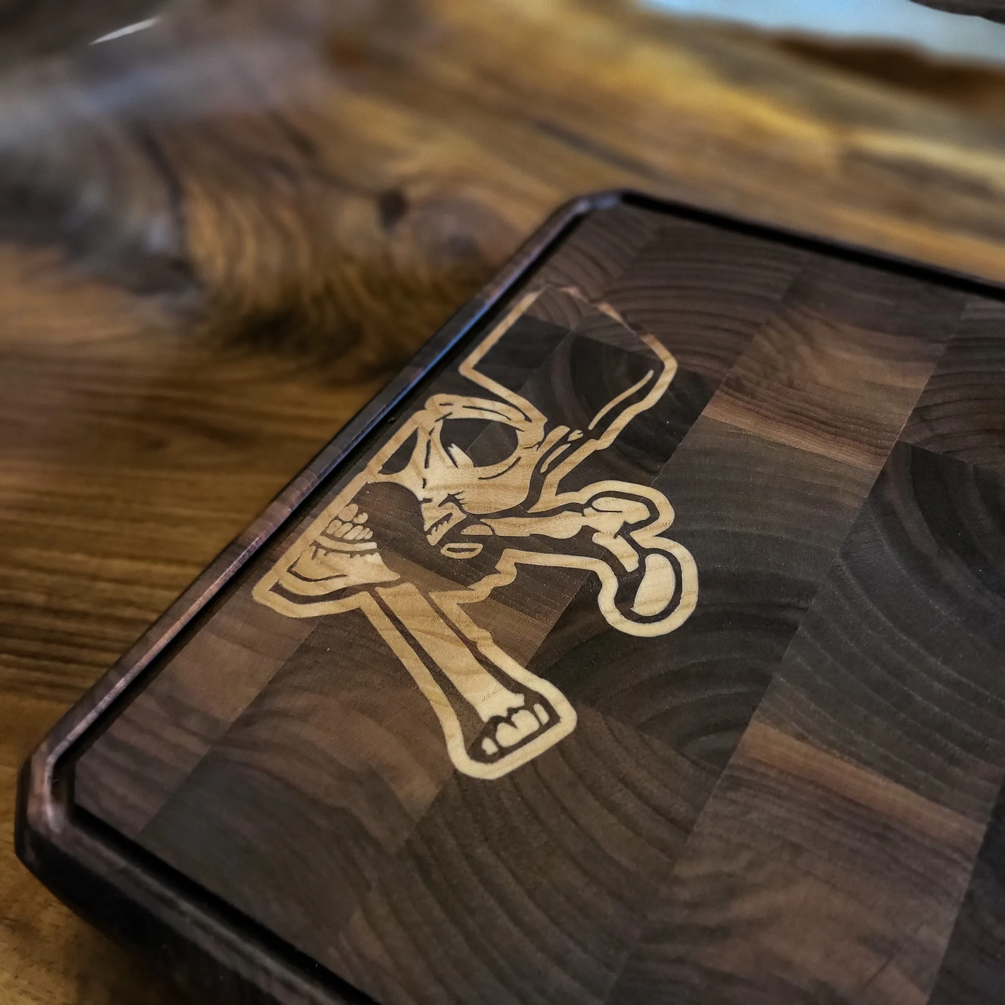 Hajduci, end-grain, pareni orah sa intarzijom jasena