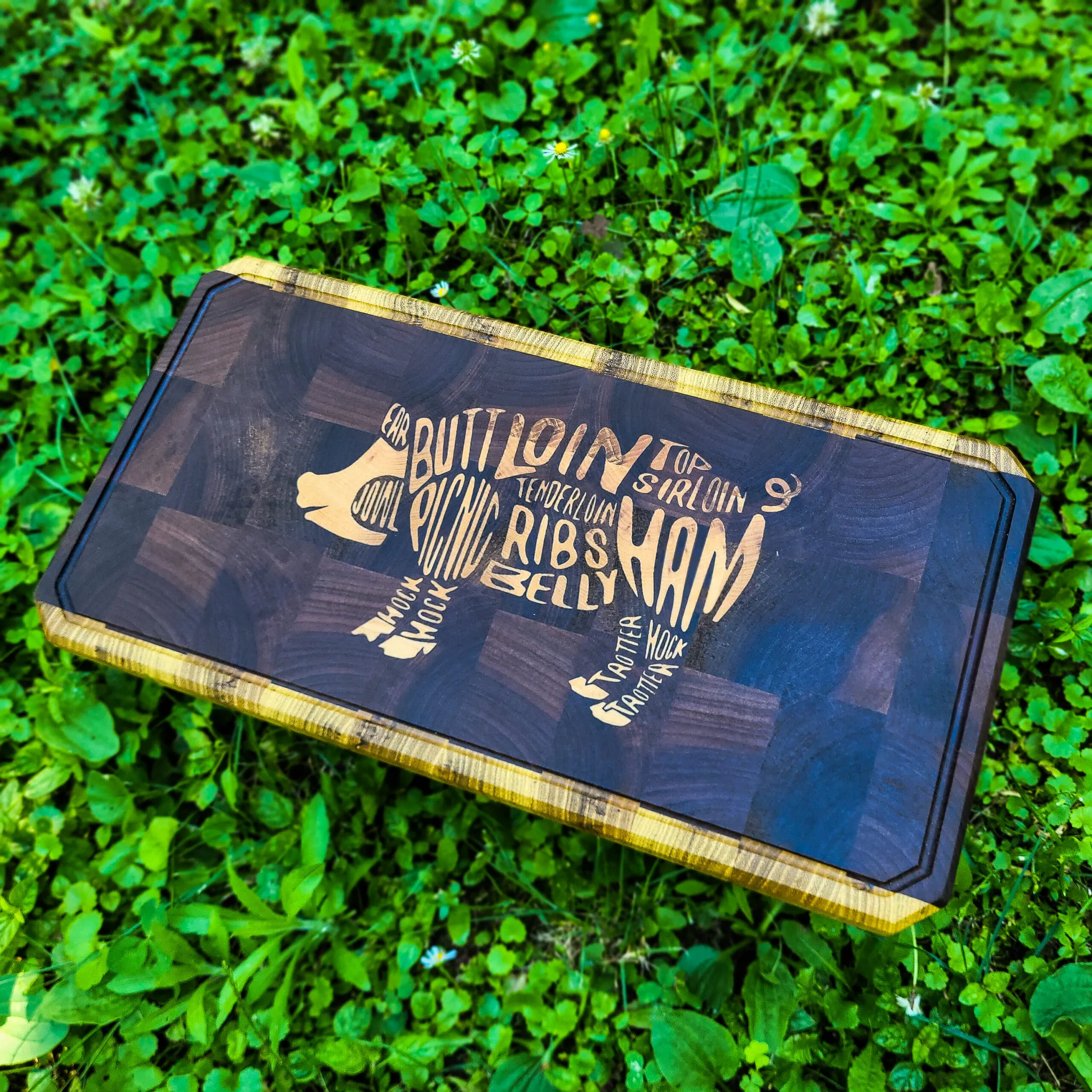 Prase, end-grain daska za sečenje, pareni orah i bagrem, intarzija hrast