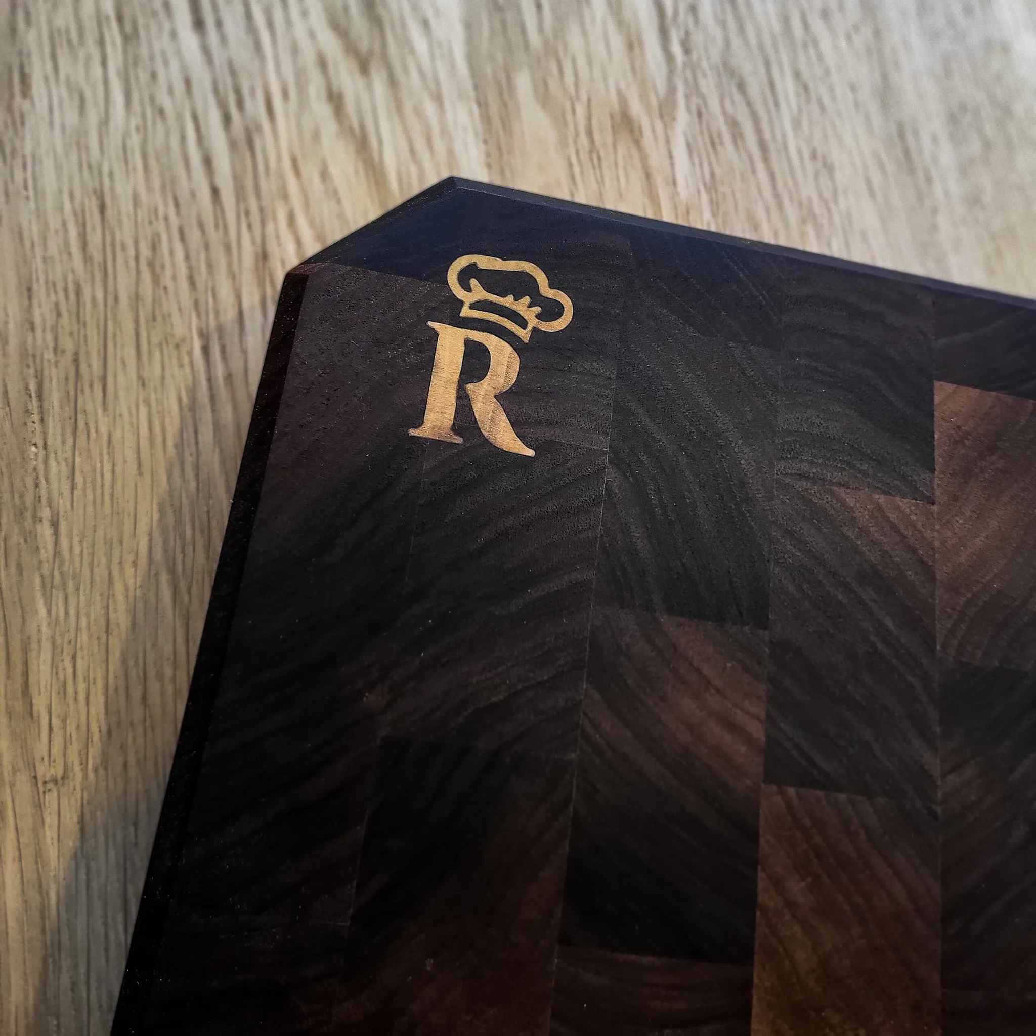 End-grain daska za sečenje, pareni orah sa jasen intarzijom