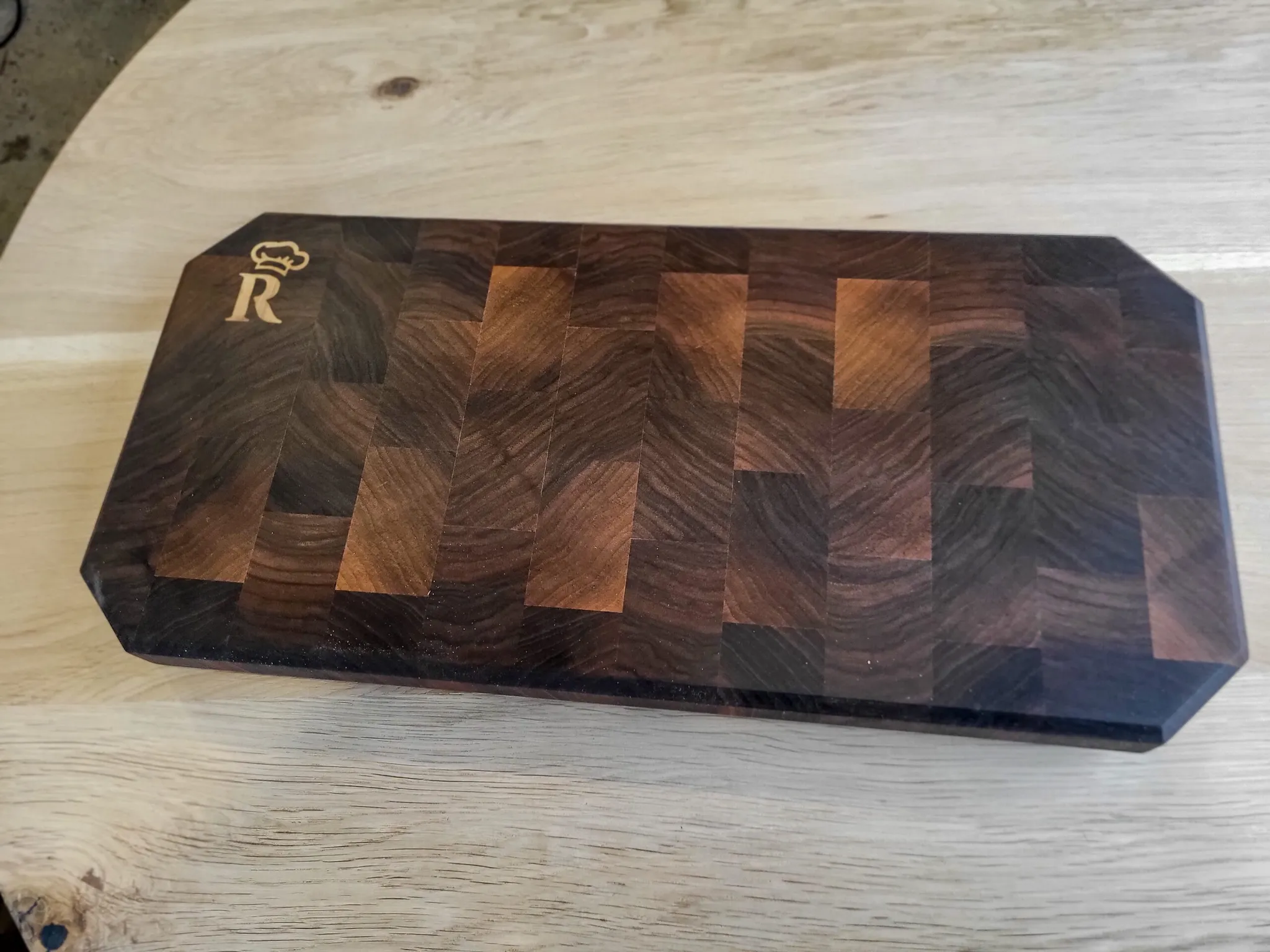 End-grain daska za sečenje, pareni orah sa jasen intarzijom