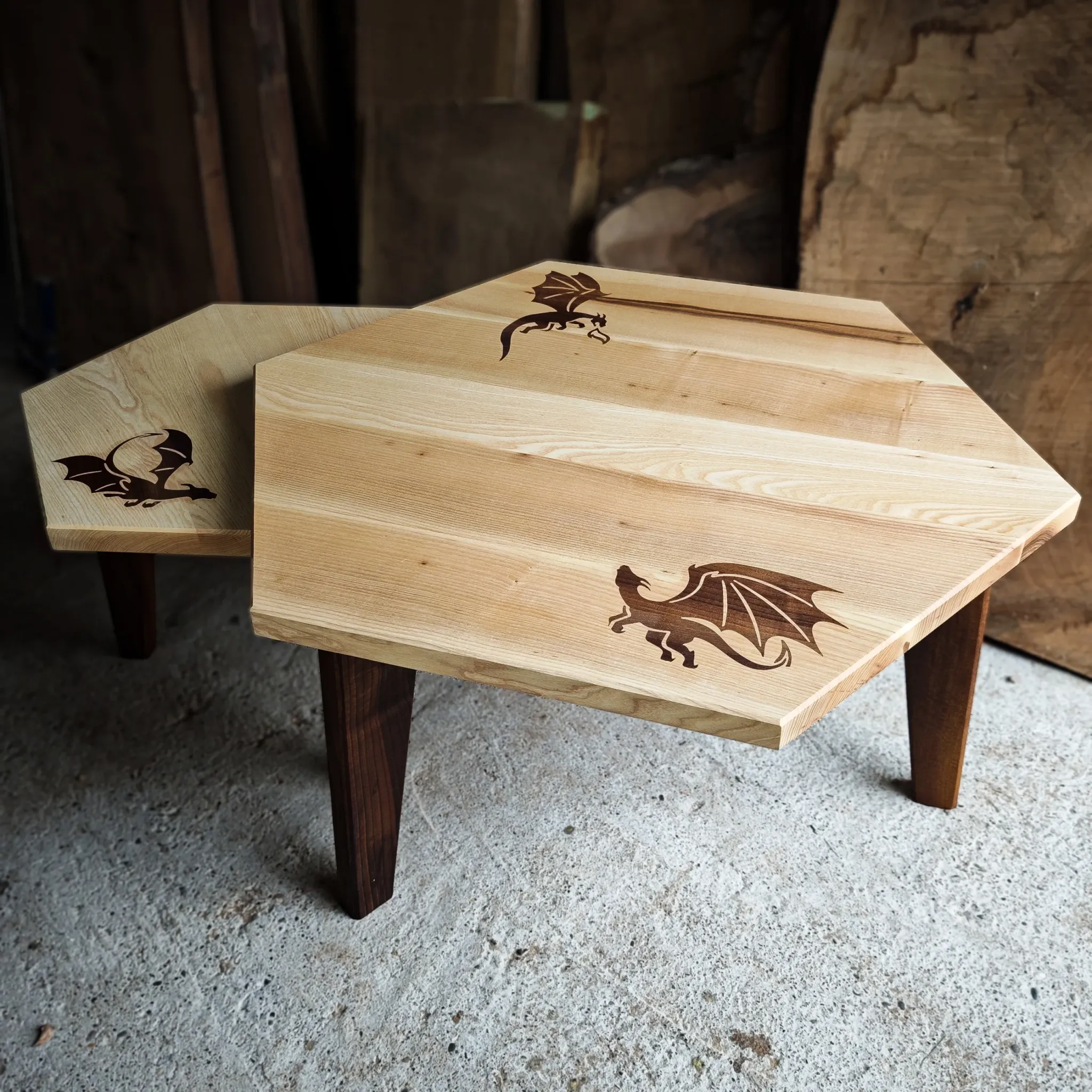 Set klub stolova sa intarzijom zmajeva, jasen i pareni orah