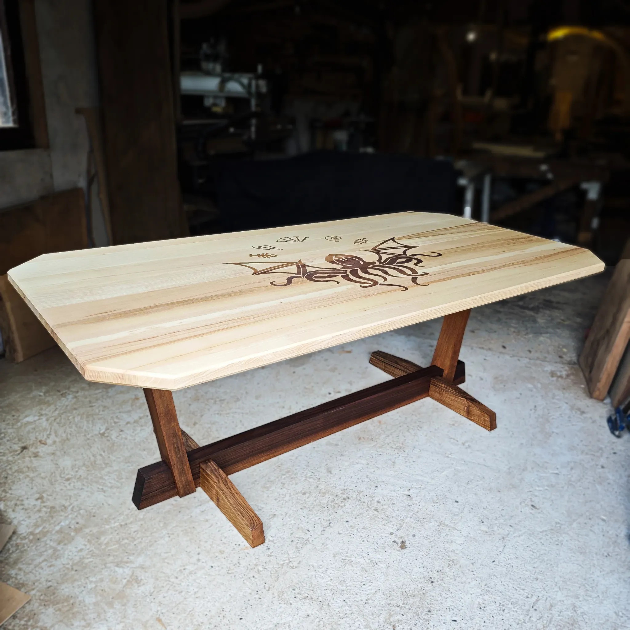 Conoid, pareni orah i jasen, sa intarzijom Cthulhu, 220 x 110 cm