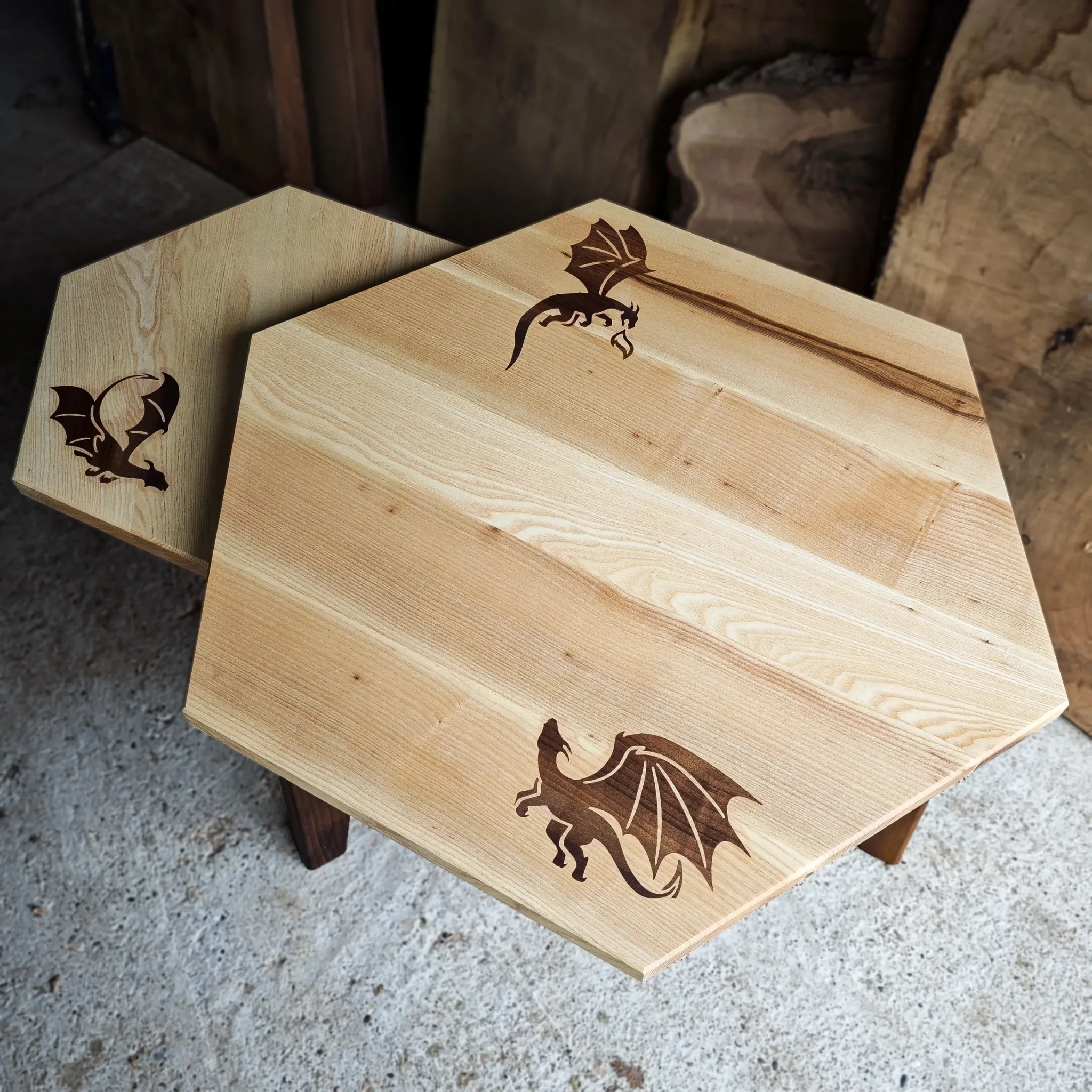 Set klub stolova sa intarzijom zmajeva, jasen i pareni orah