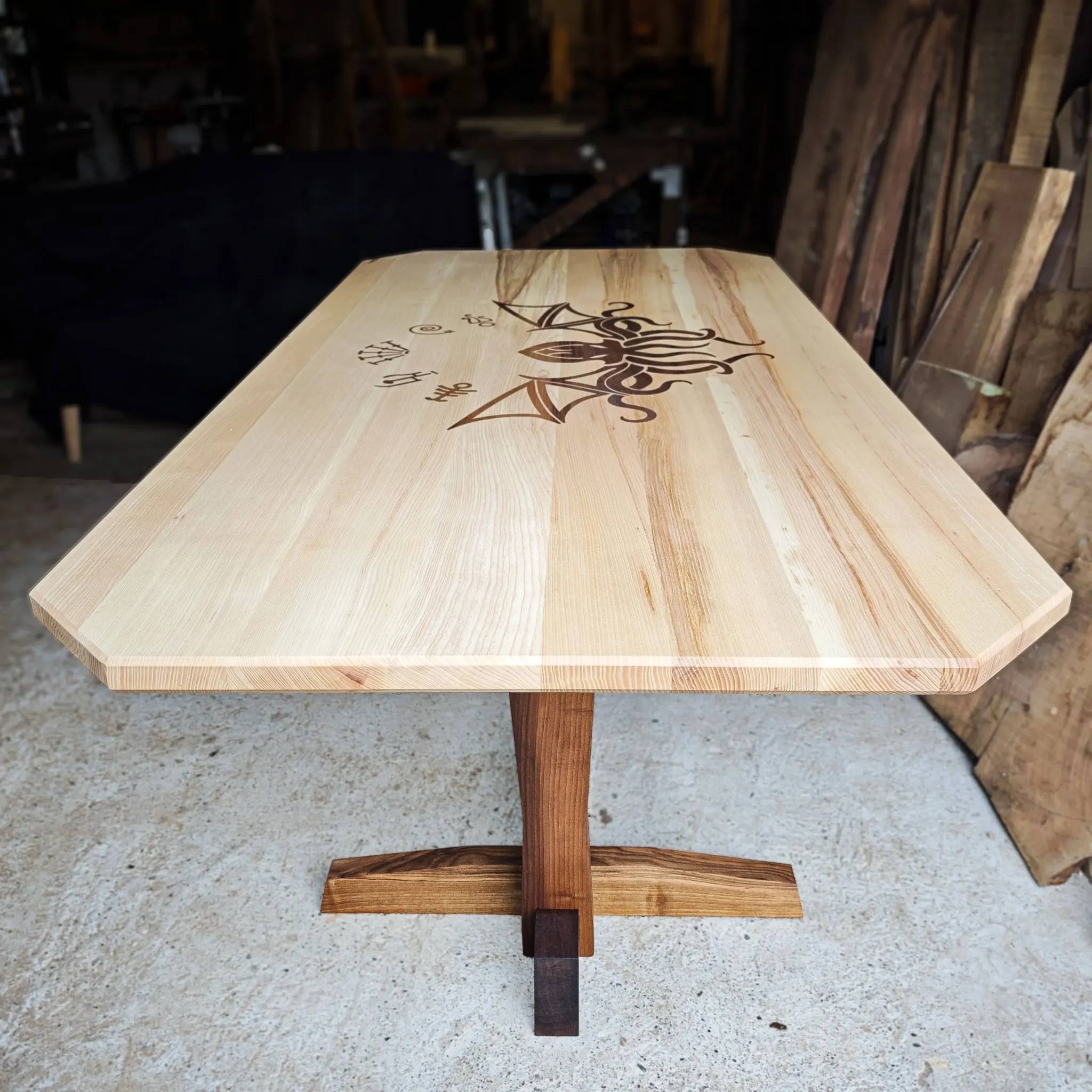 Conoid, pareni orah i jasen, sa intarzijom Cthulhu, 220 x 110 cm