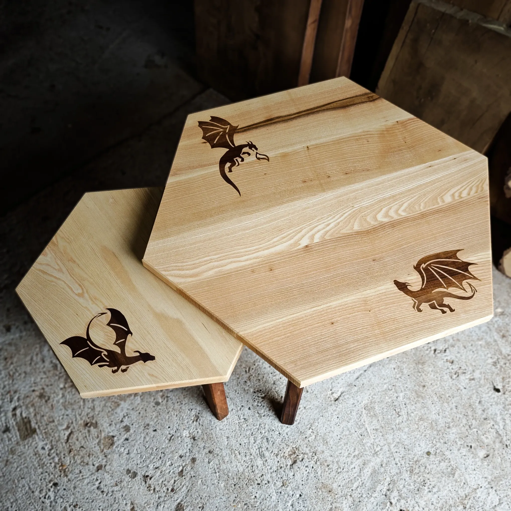 Set klub stolova sa intarzijom zmajeva, jasen i pareni orah