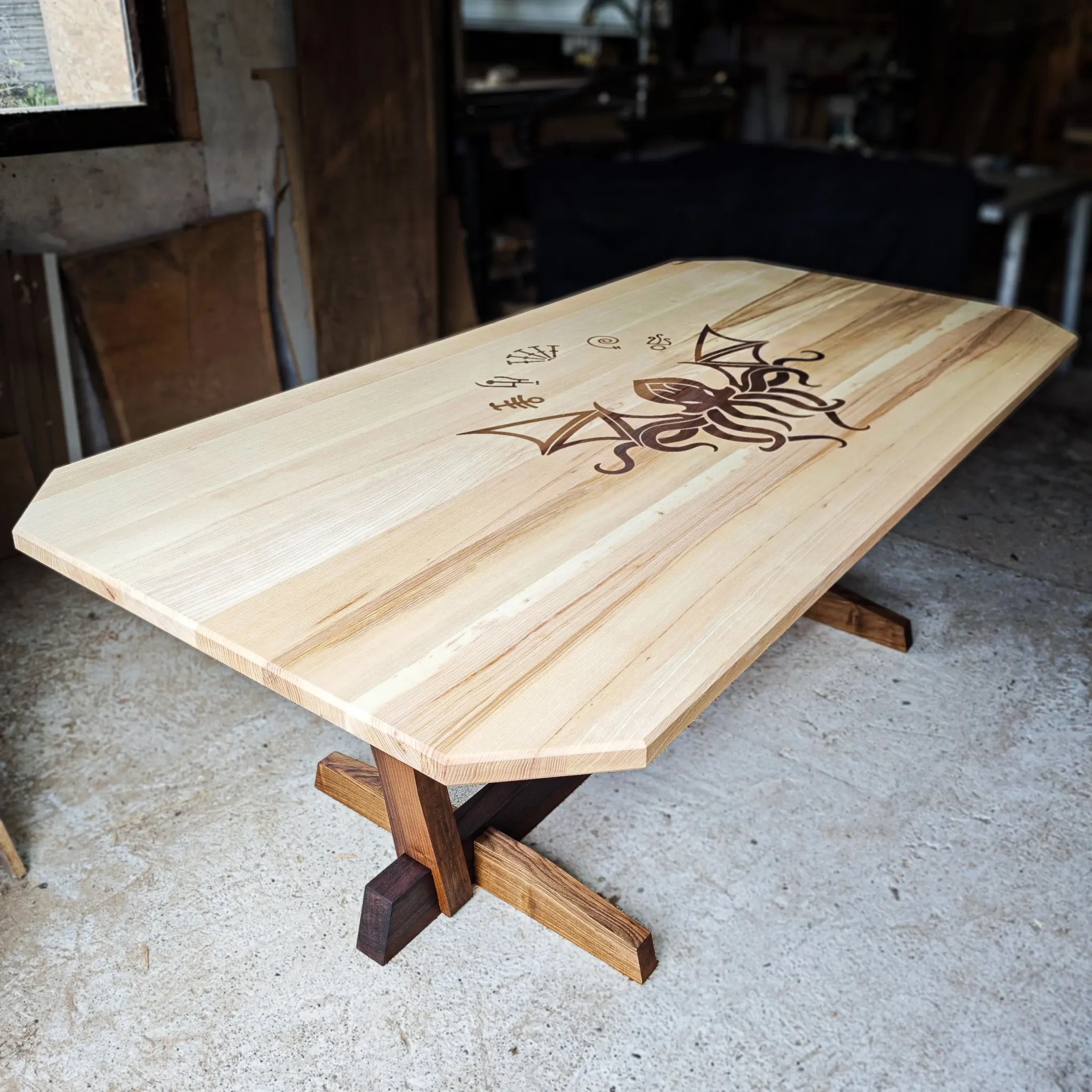 Conoid, pareni orah i jasen, sa intarzijom Cthulhu, 220 x 110 cm