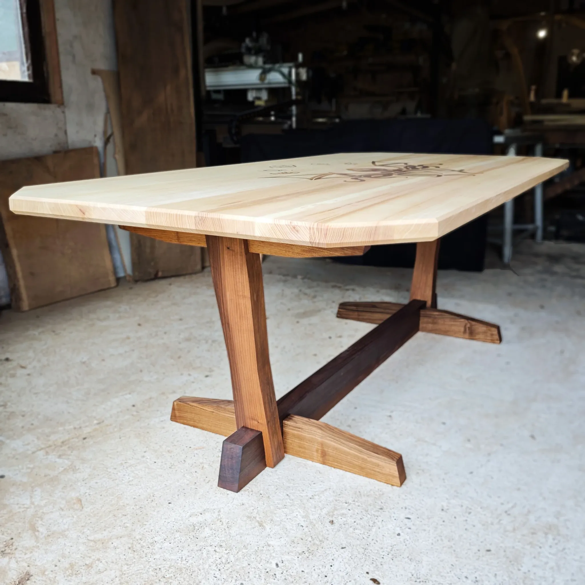 Conoid, pareni orah i jasen, sa intarzijom Cthulhu, 220 x 110 cm