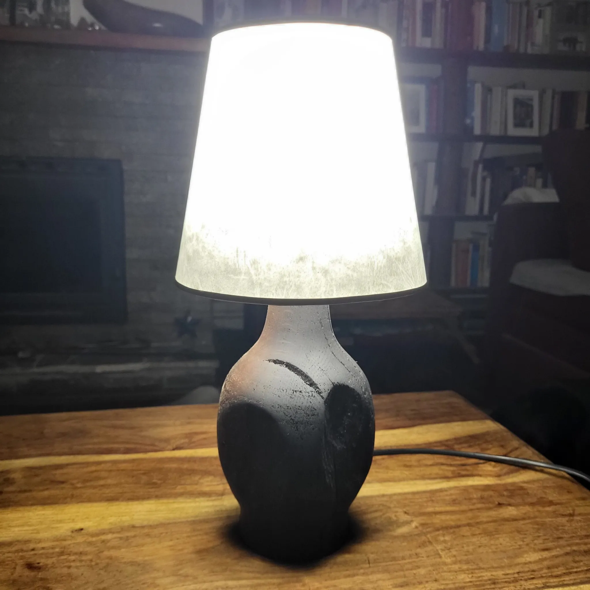 Tokarena lampa, fosilni hrast, pergament abažur