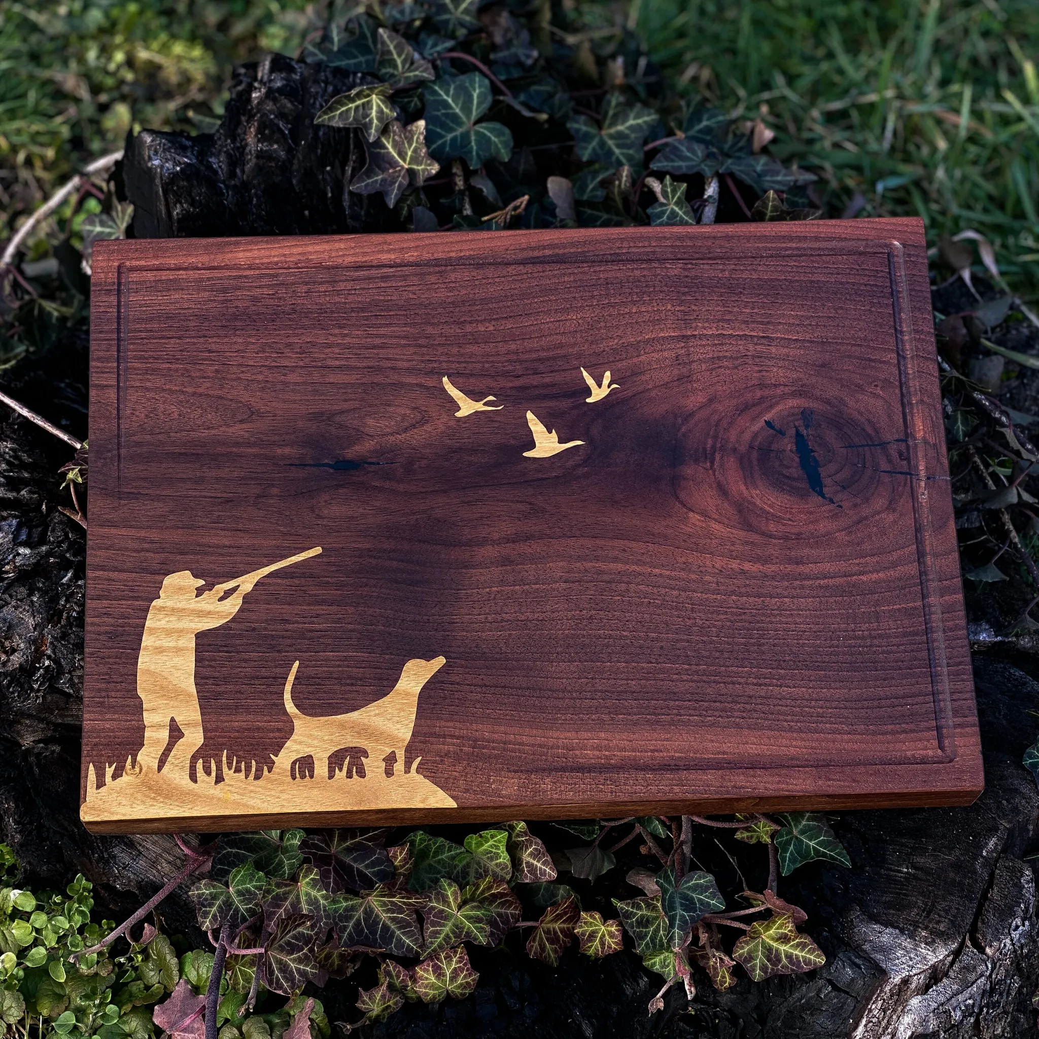 Lovačka, intarzija jasen u pareni orah, edge-grain