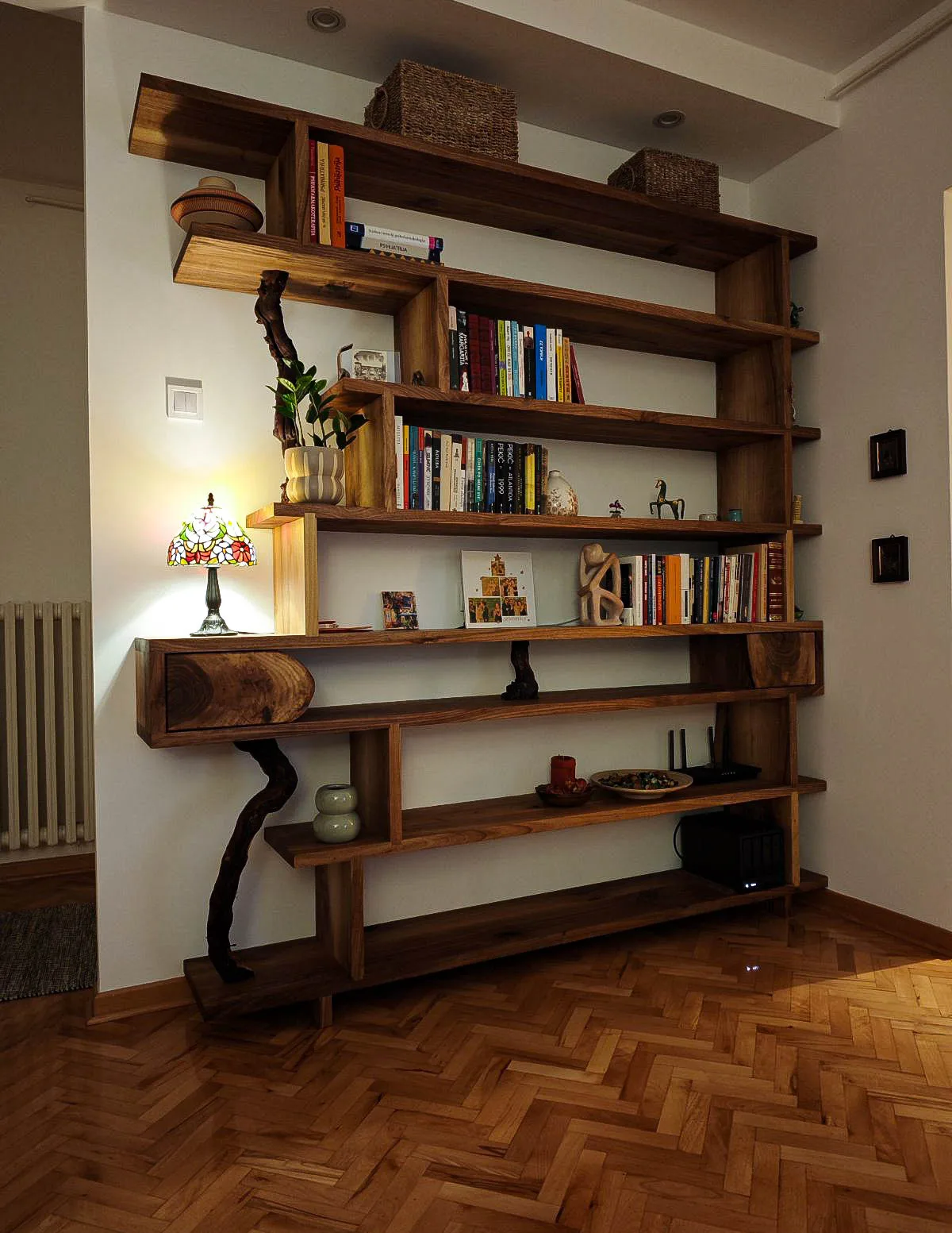 Zidna biblioteka, orah, 200 x 200 cm